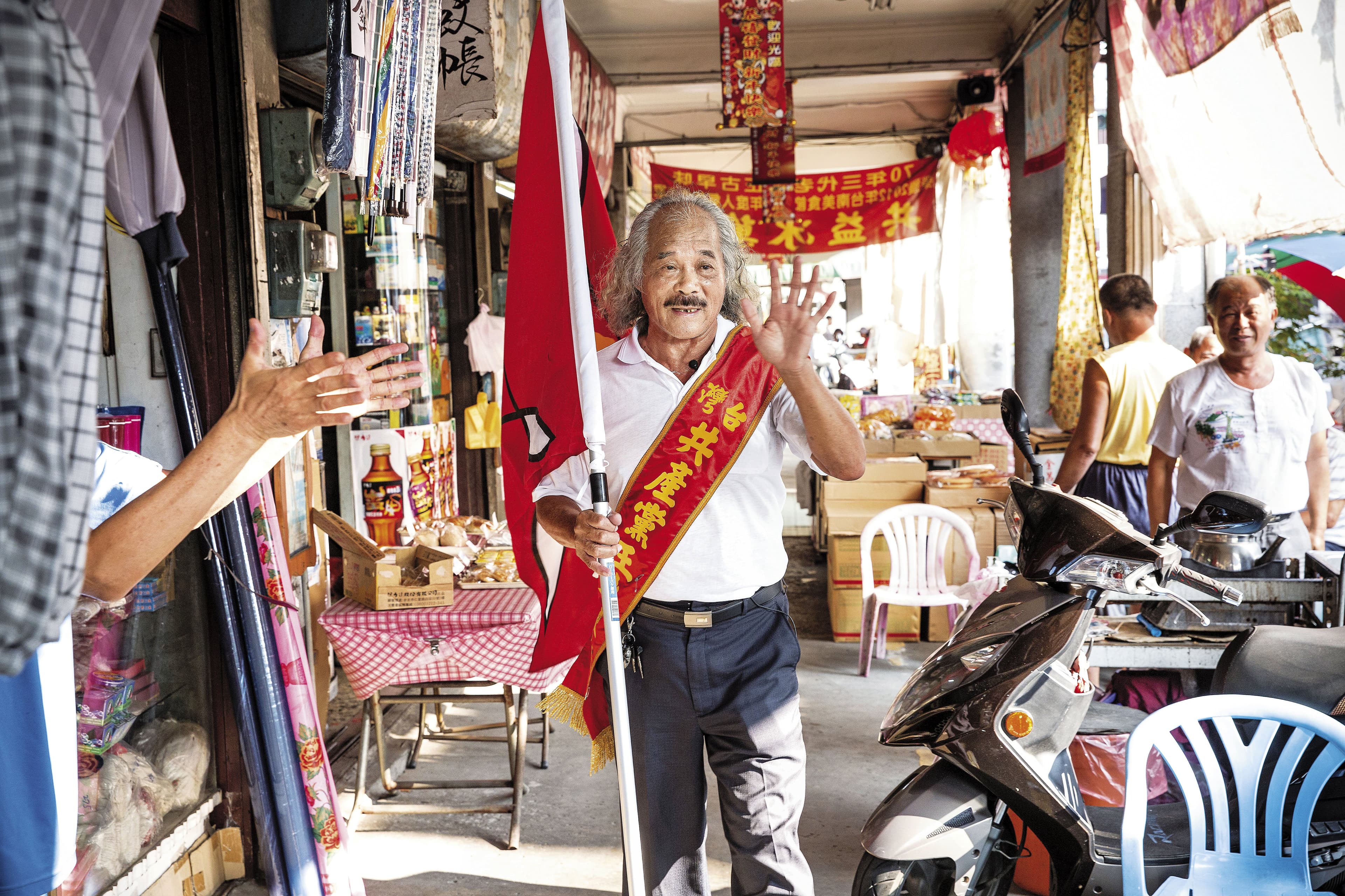 王老養長居台南新化,狂人姿態在地方上頗有名氣,也不怕引人側目。