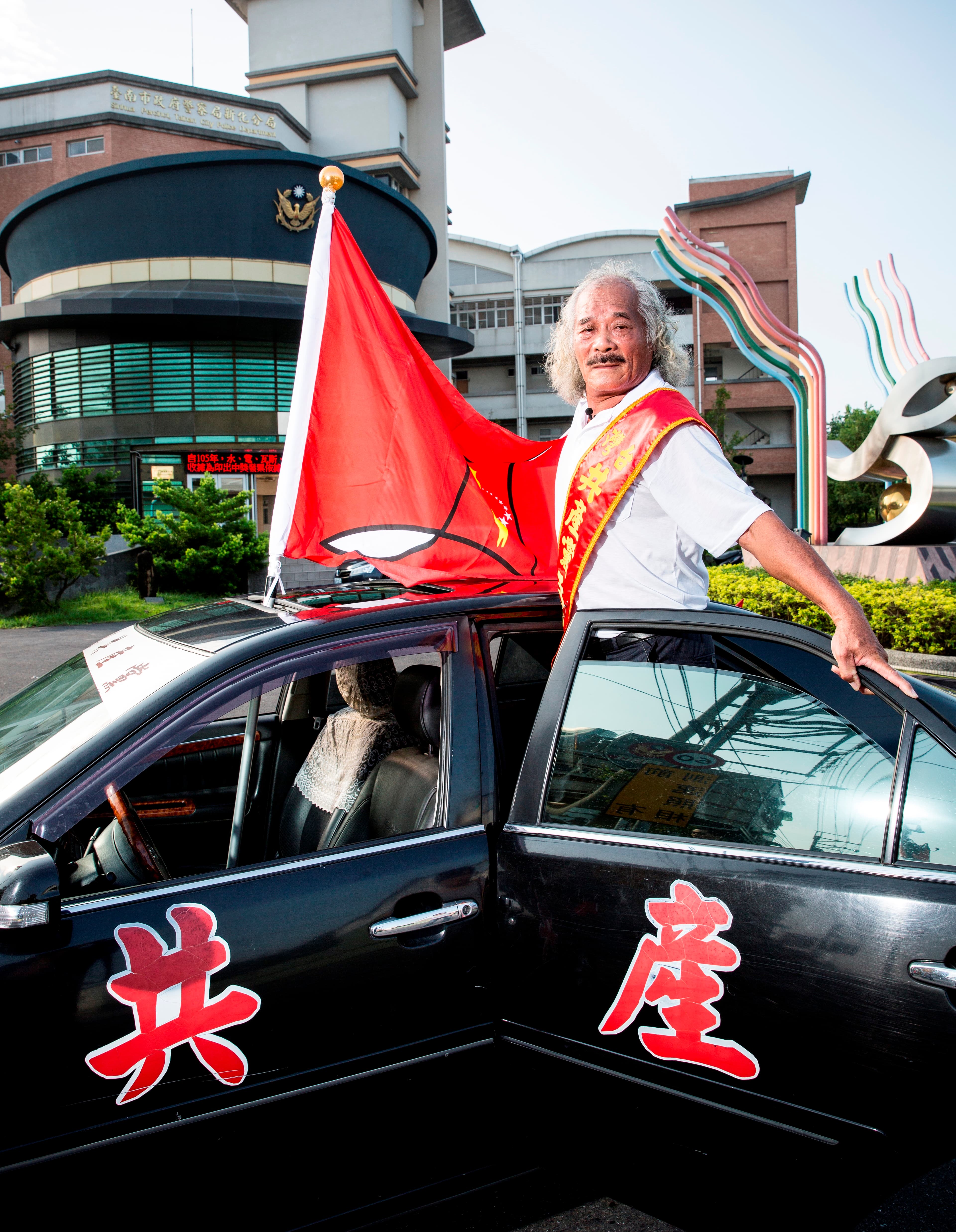 台灣共產黨號稱沒在怕政府，王老養還主動建議到警察局前拍照。