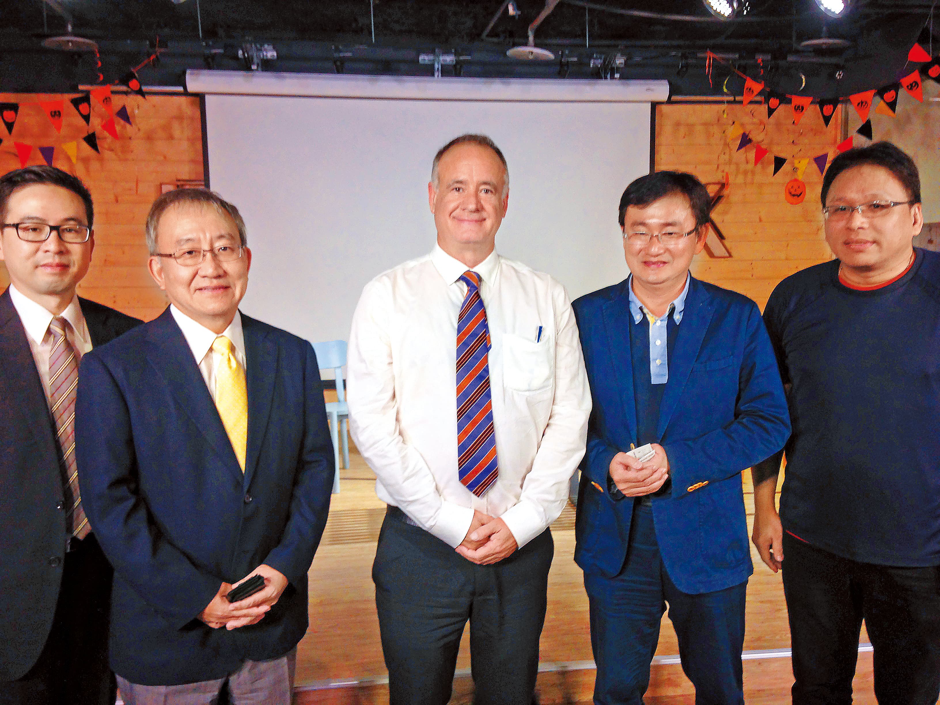 澳洲著作權集管組織APRA的國際關係處處長Scot Morris（中）來台進行智財權交流活動，透露台灣主辦單位常拖欠國際表演者的權利金。