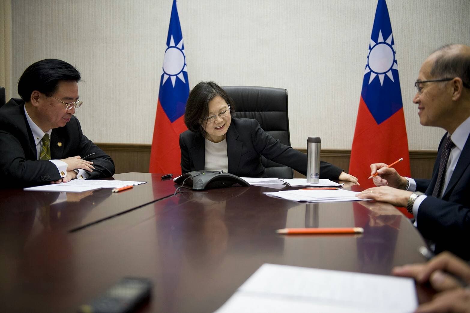 總統蔡英文與美國總統當選人川普進行越洋談話畫面。（總統府提供）