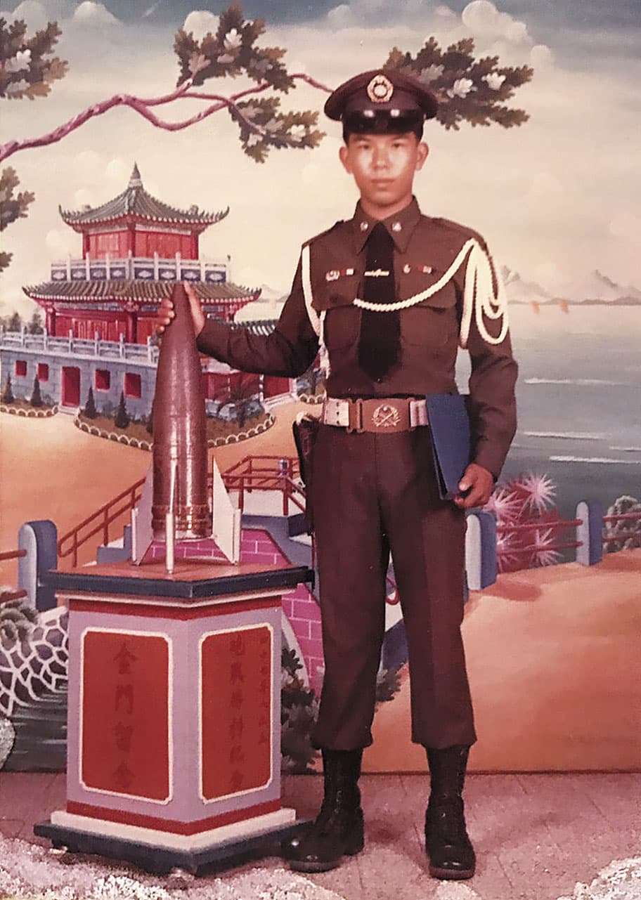 曾煥佾當兵時的老照片,他也拿這張照片寄給李金娟作為相親照。( 曾煥佾提供)