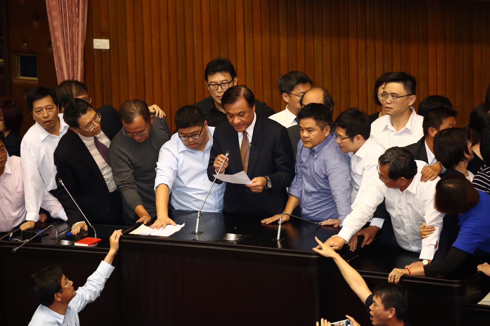 民進黨立委搶佔主席台後,包圍著立法院長蘇嘉全,不讓國民黨立委干擾議事進行。