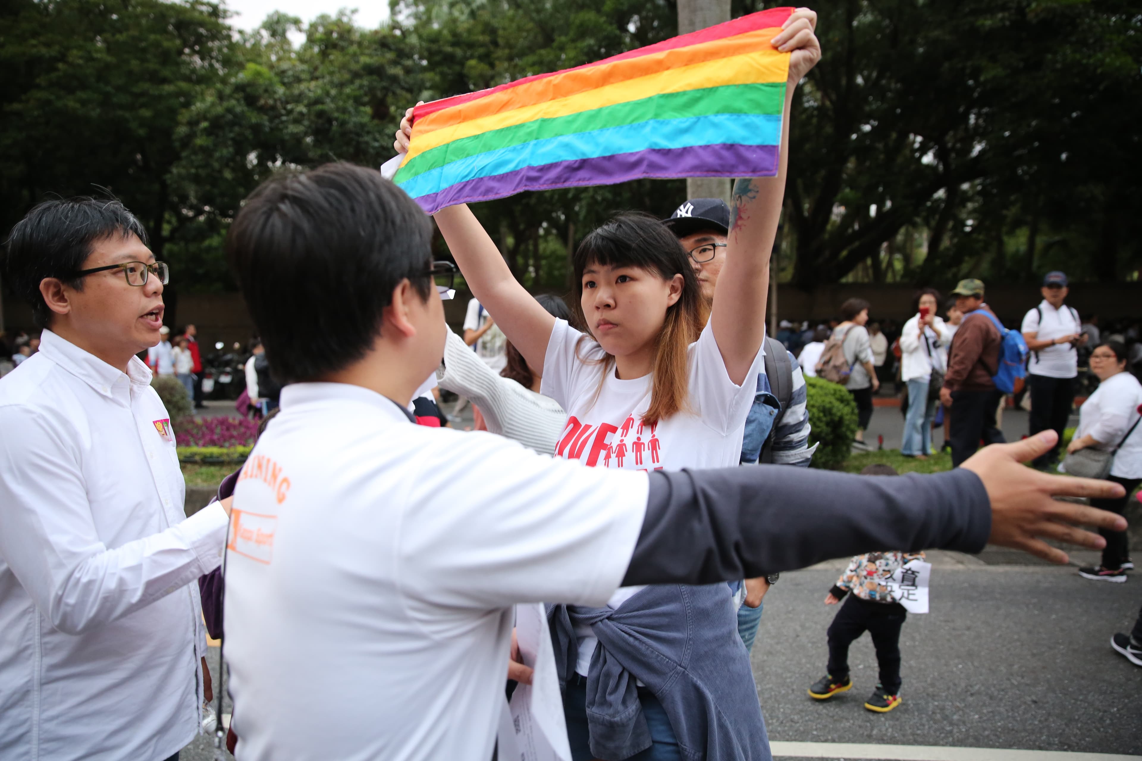 挺同婚與反同婚的人士曾在街頭發生衝突，還有人遭踹傷。