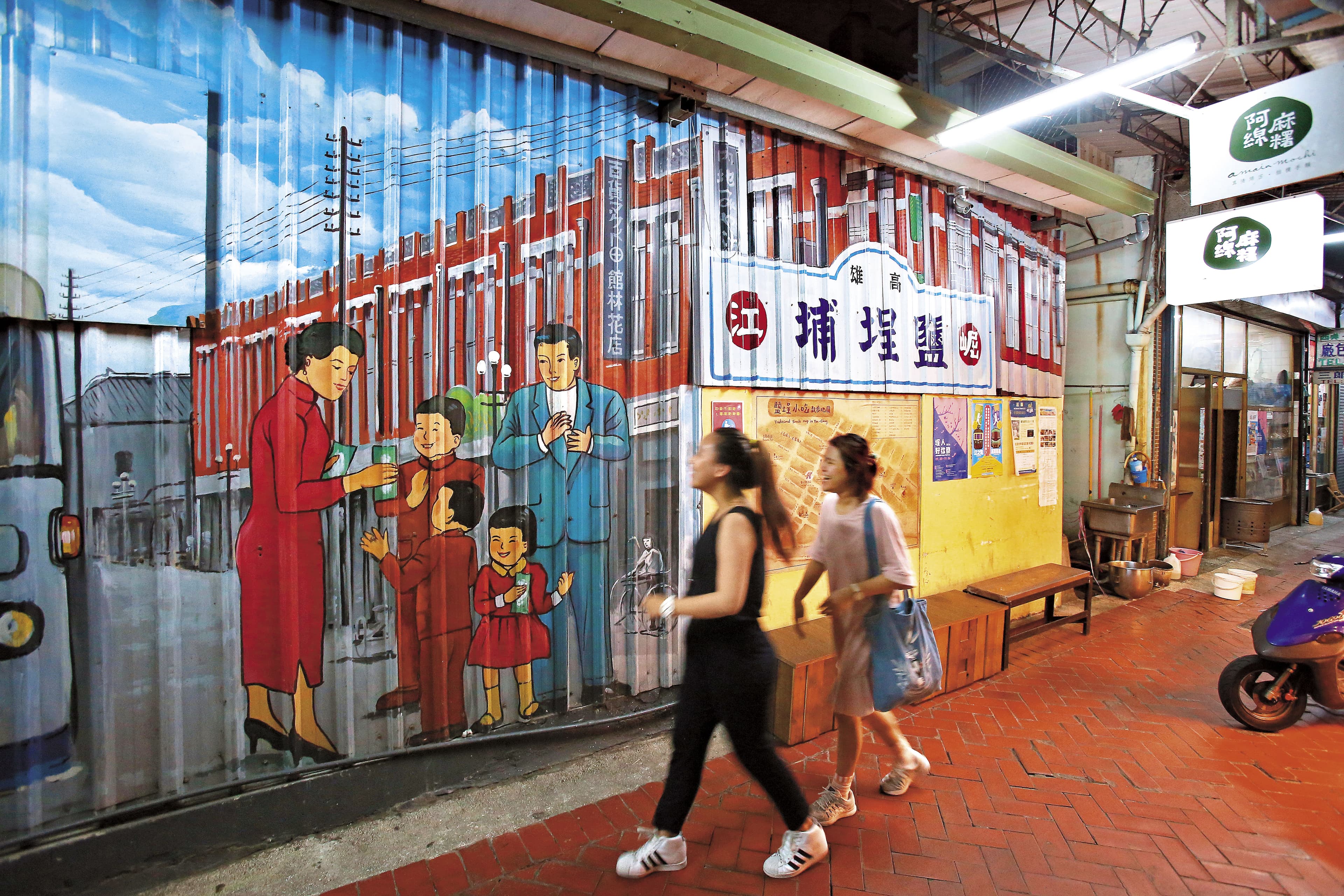 店面藏身鹽埕區大溝頂市場內,阿綿特地彩繪店前牆面,畫出過去大溝頂的古早面貌。