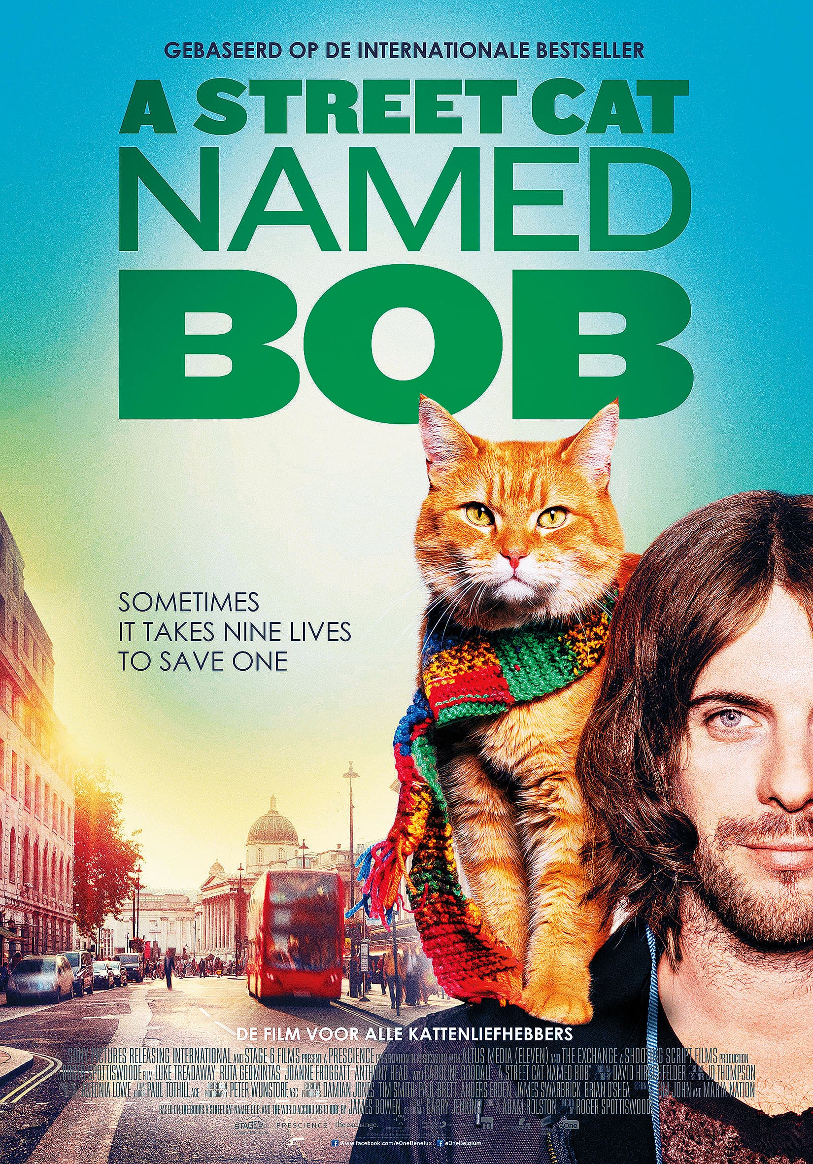 全世界最紅的街貓Bob本尊親自主演本片,牠與路克索德威飾演的街頭藝人伯恩一人一貓在街頭賣藝,相互依賴的故事療癒人心。(采昌提供)