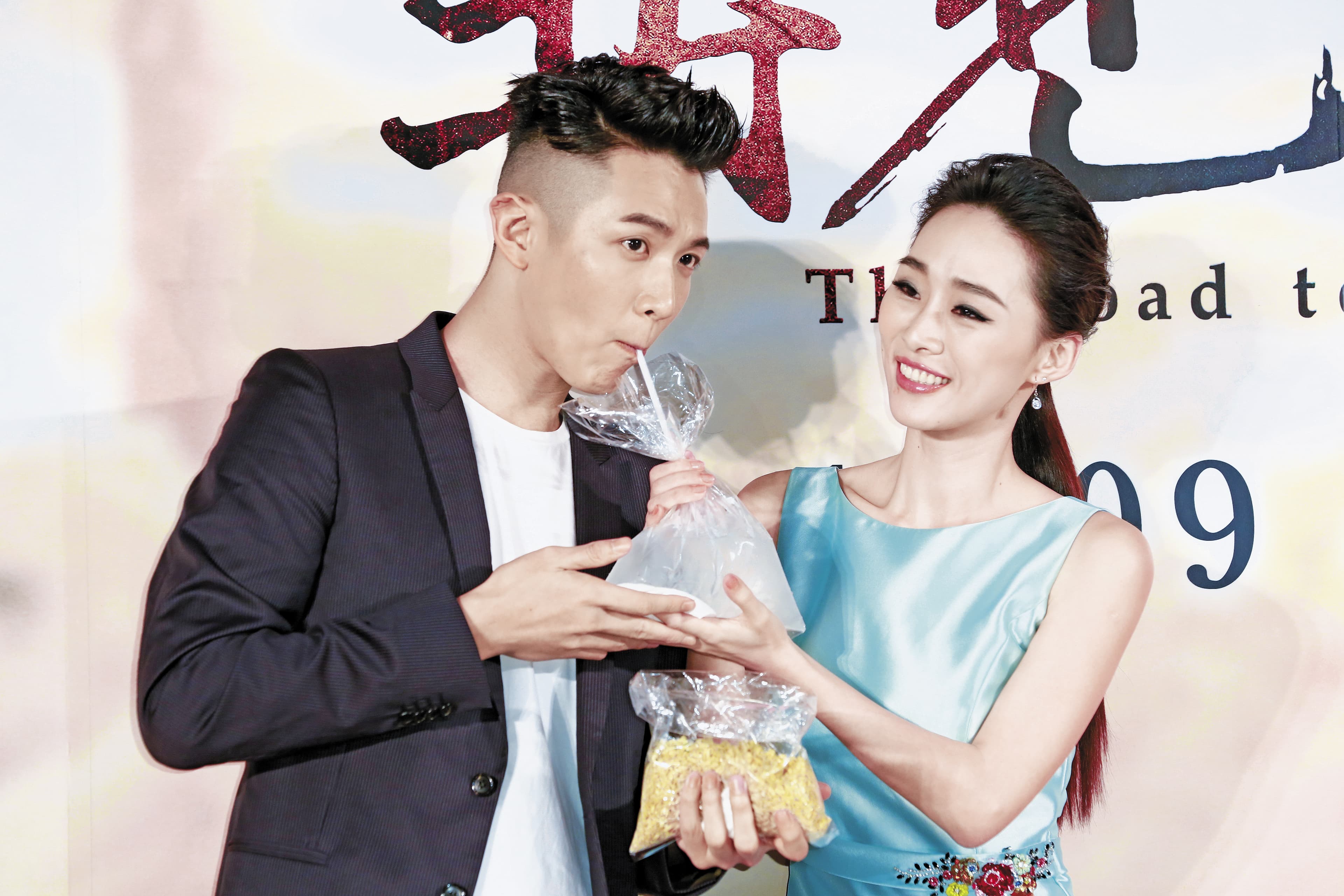 首映會時柯震東、吳可熙上演甜蜜餵食秀,重溫戲中戀情。
