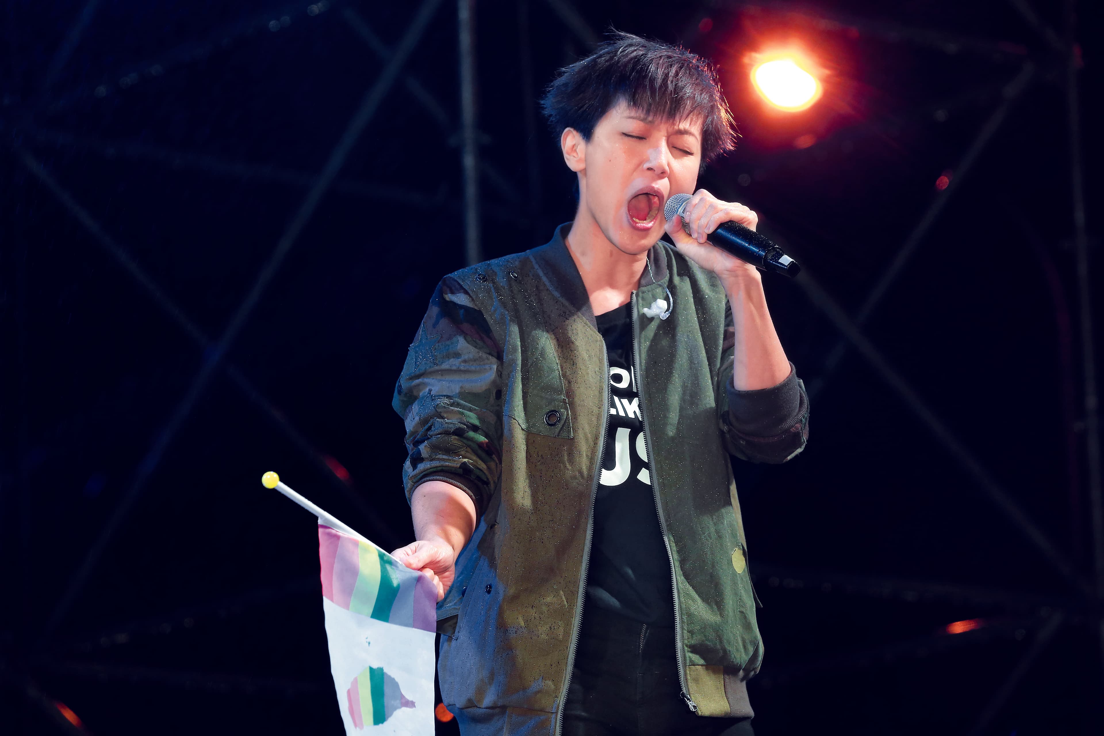 何韻詩專程搭機來台挺 婚姻平權,一曲〈勞斯萊 斯〉唱得全情投入。活 動結束立刻直奔機場返港,對台灣有情有義。