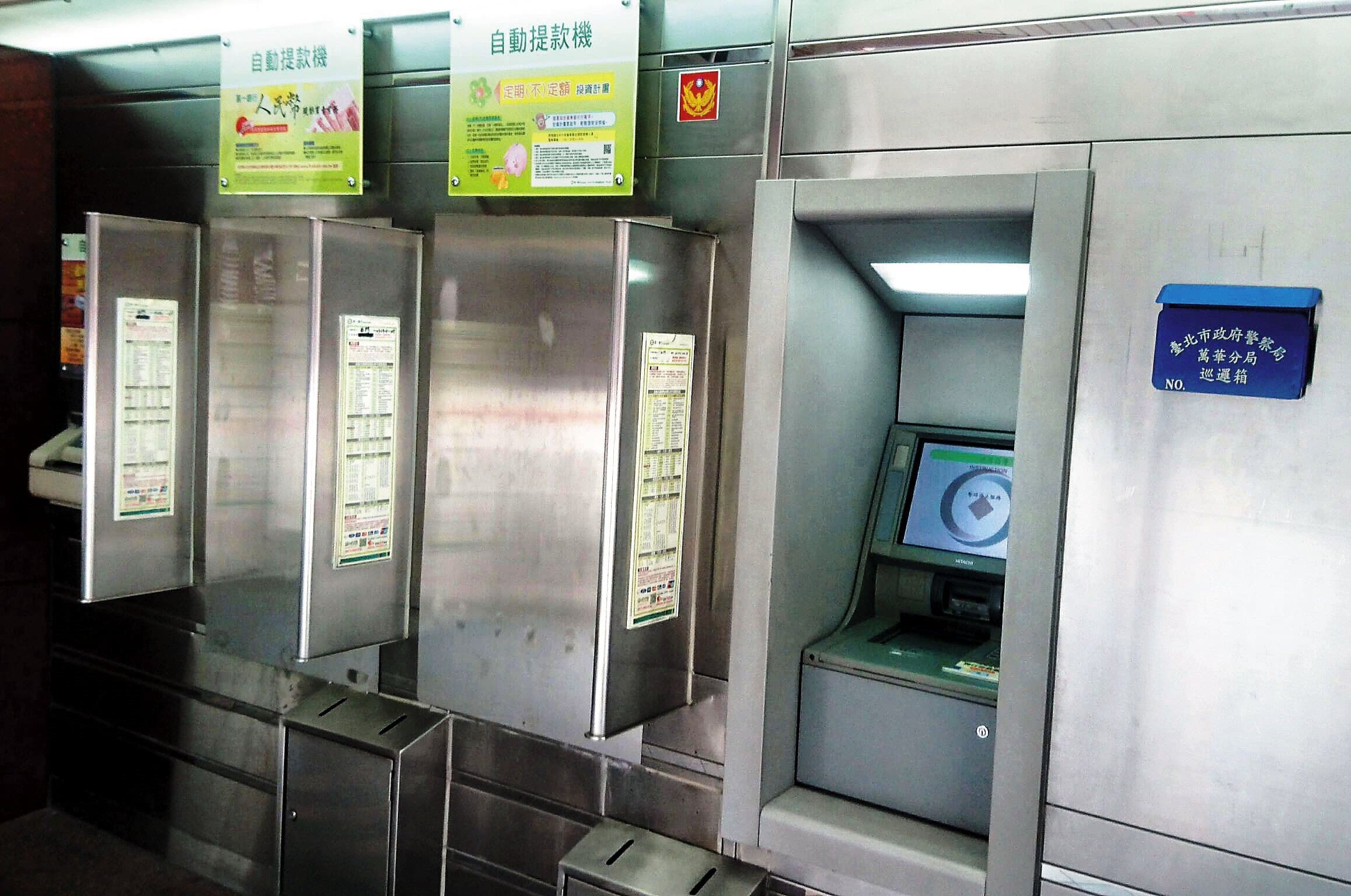 神祕台灣男子站在一銀提款機前,只花26秒就確認病毒入侵成功,順利開啟提款機,檢警將循線逮人。