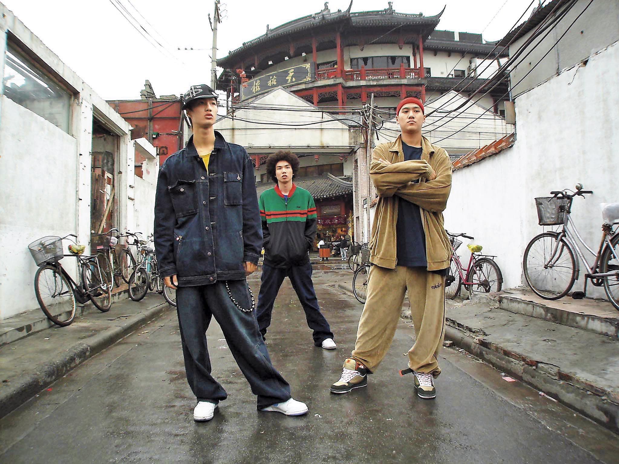 李英宏(左)10年前曾是團體「大囍門」的成員,造型跟曲風當時蔚為話題,但也讓李英宏有近10年時間不寫嘻哈曲風。(讀者提供)