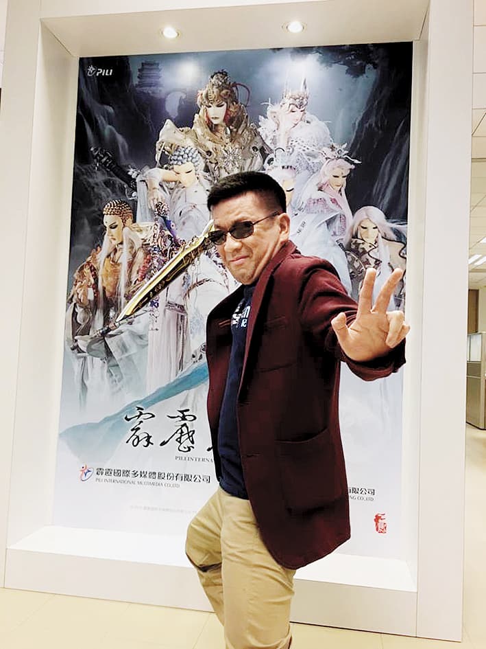 虛淵玄是日本知名編劇,他2014年來台參加國際動漫節,因緣際會和霹靂合作《東離》。(翻攝自《東離》臉書)