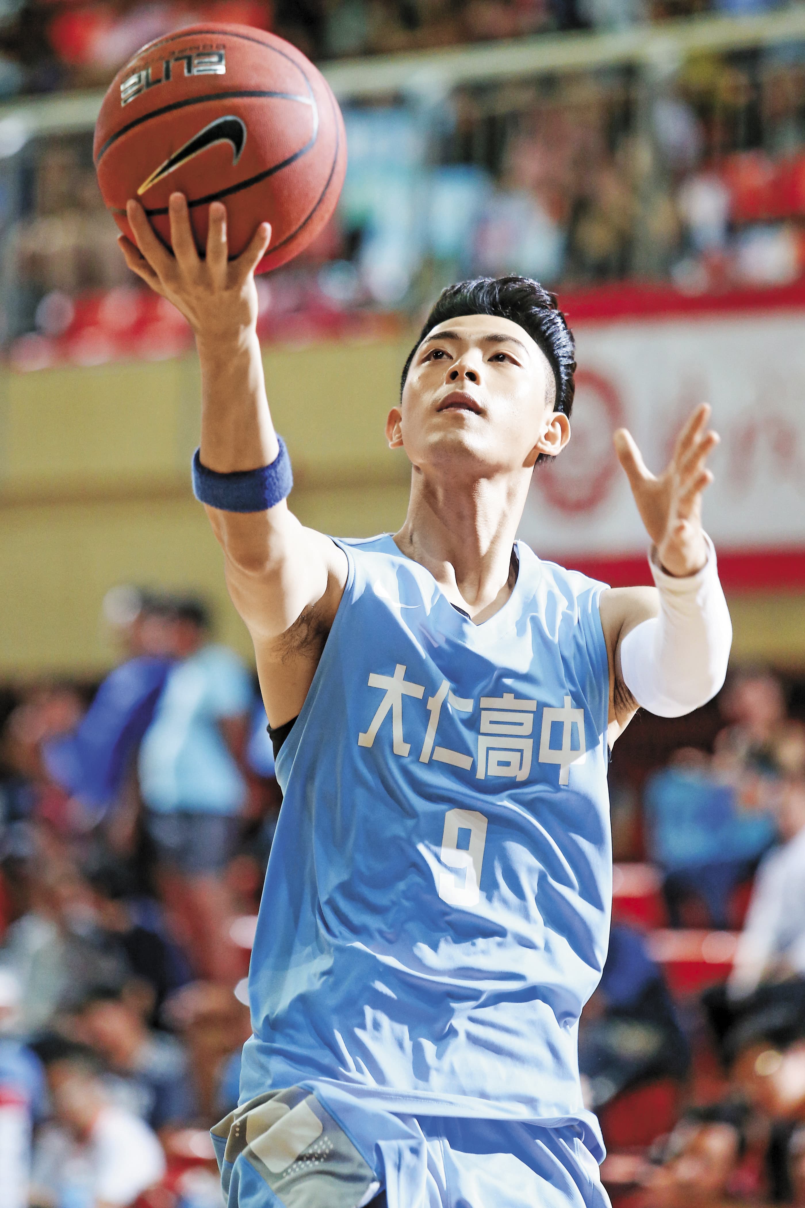 導演要求劇中的投球戲都要來真的，加上全場臨演觀看，讓晨翔壓力不小。（聯合互動提供）