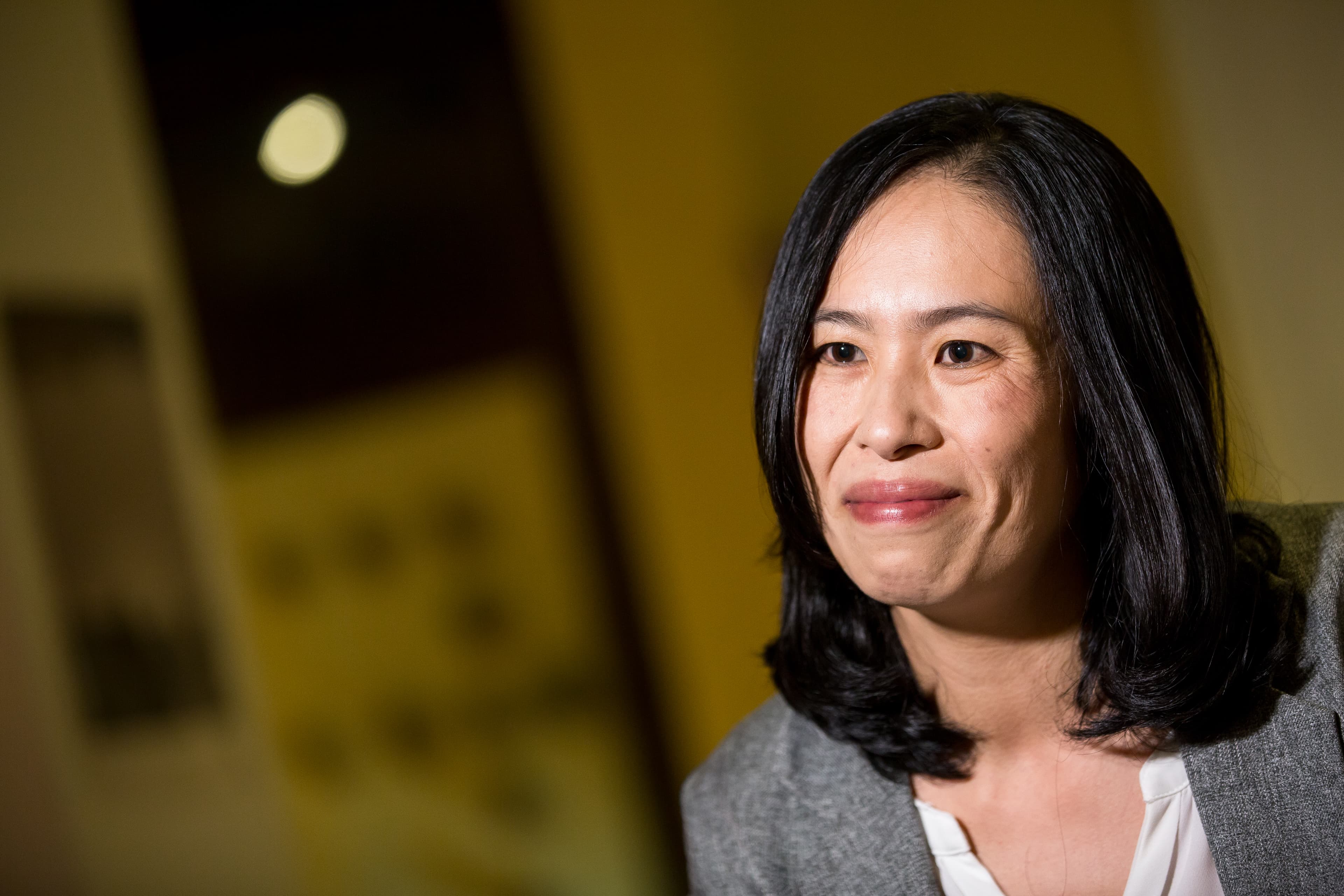 從傷痛的婚姻走出來,Vicky變身為基金V怪客,擁有上千名粉絲,而且還全省跑透透,與粉絲面對面,當起理財講師,展開積極又勵志的新生活。