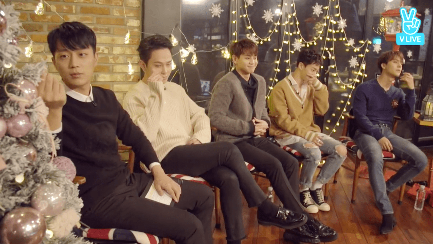 BEAST成員在vlive直播玩比手劃腳，充滿笑聲。(翻攝自vlive)