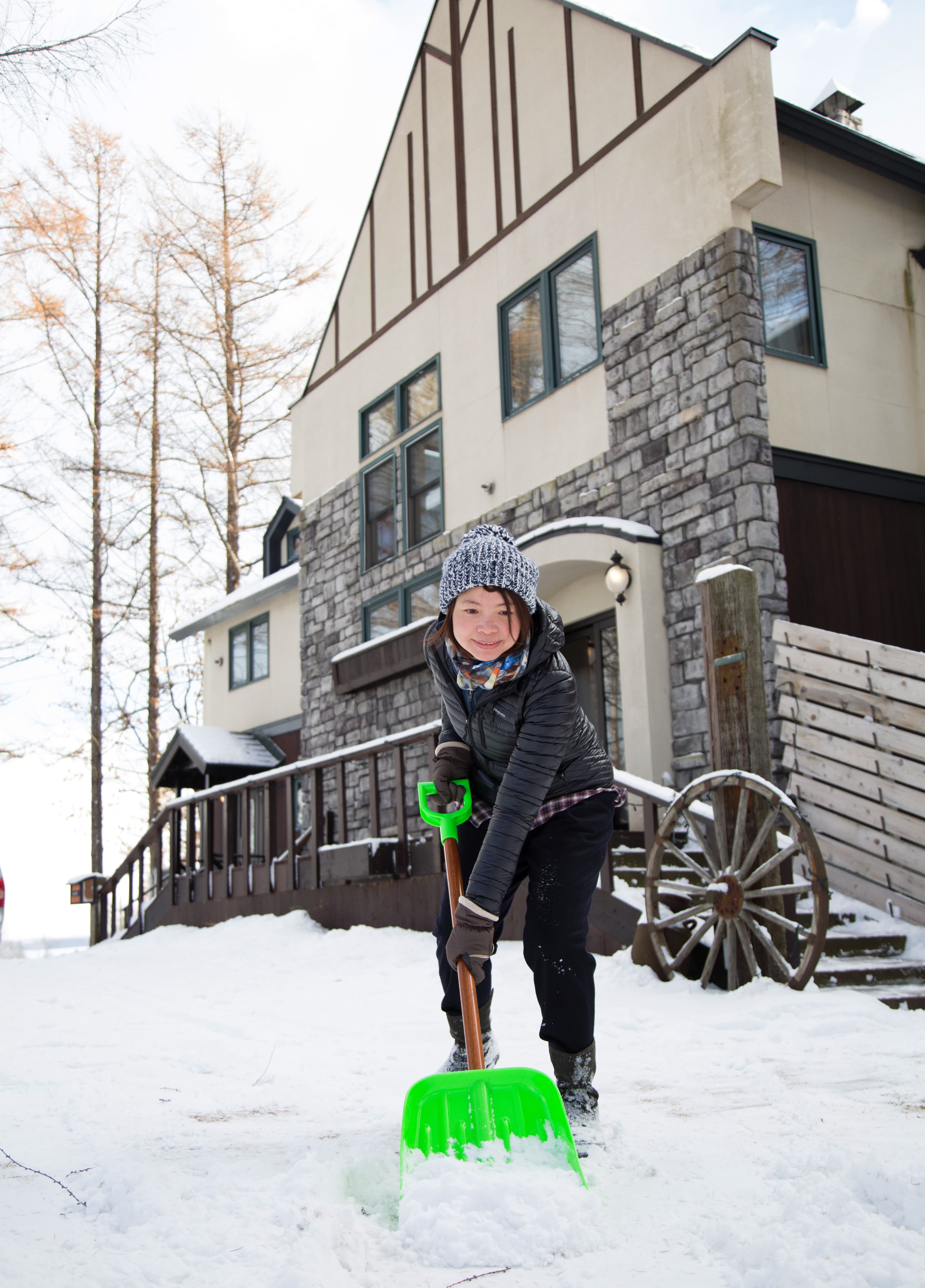 林庭妃偶爾前來處理事務和探視駐地伙伴,也要學著剷雪和雪駕等技能。