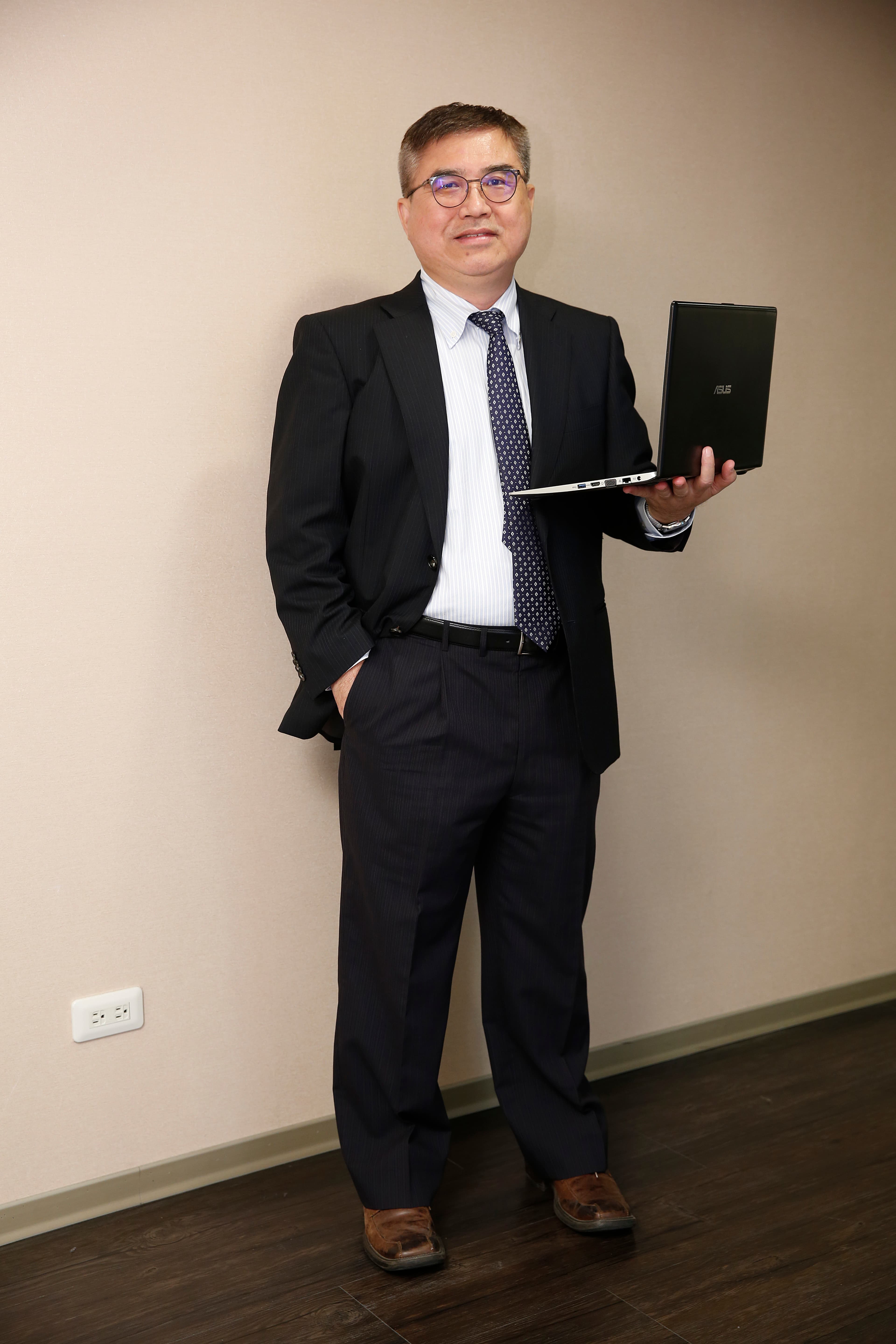 基金達人怪老子蕭世斌採用罐頭理財術，10 年存千萬，50歲就大膽退休。