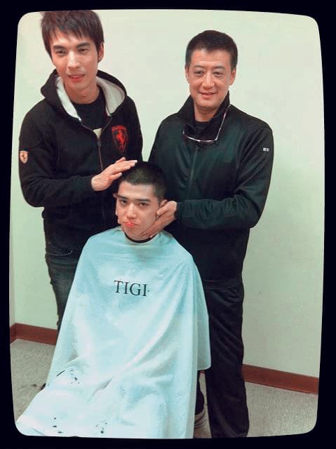 2011年去當兵前，老闆李亞明（右）與前同門陳勢安（左）為Bii打氣。（翻攝自畢書盡臉書）