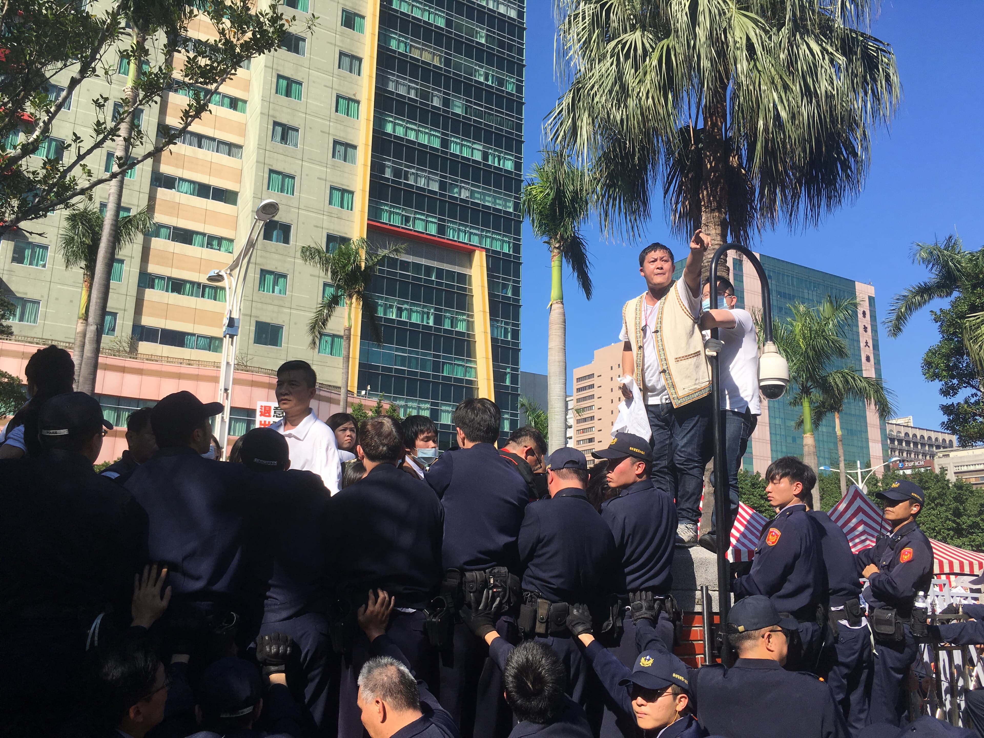 反同陣營在立院外不斷呼籲要求公投,部分民眾情緒激動,曾試圖衝進立法院,而與警力發生推擠。