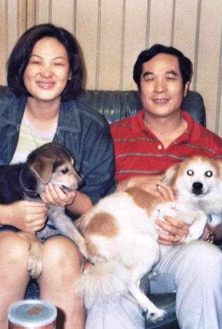 父親(右)幫陳秀蓮(左)付學費、支持她做社運,為她撐出做自己的空間。(陳秀蓮提供)