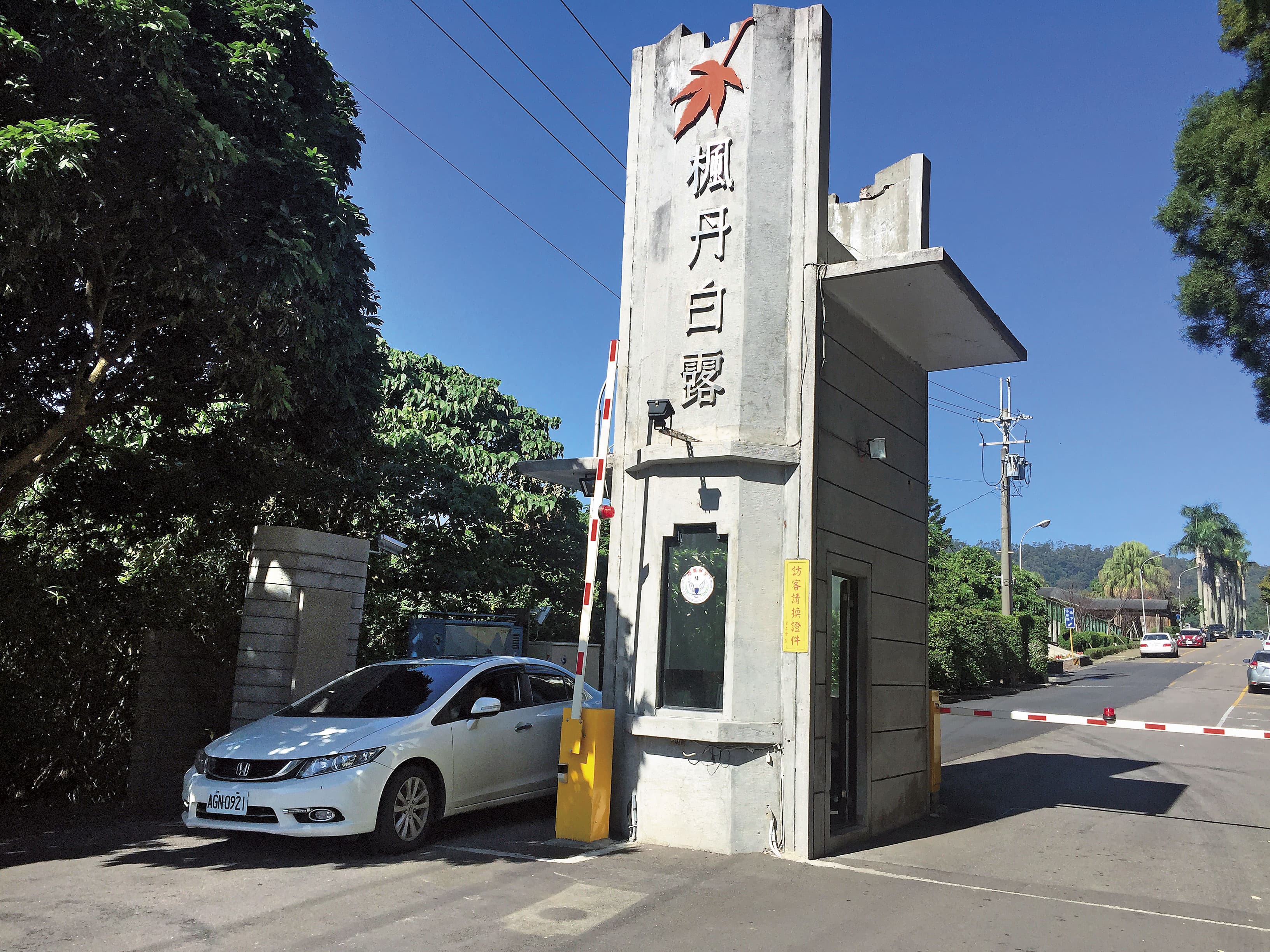 楓丹白露社區內住有許多政商名流，卻因 門禁鬆散致江蕙小弟在家遭襲。