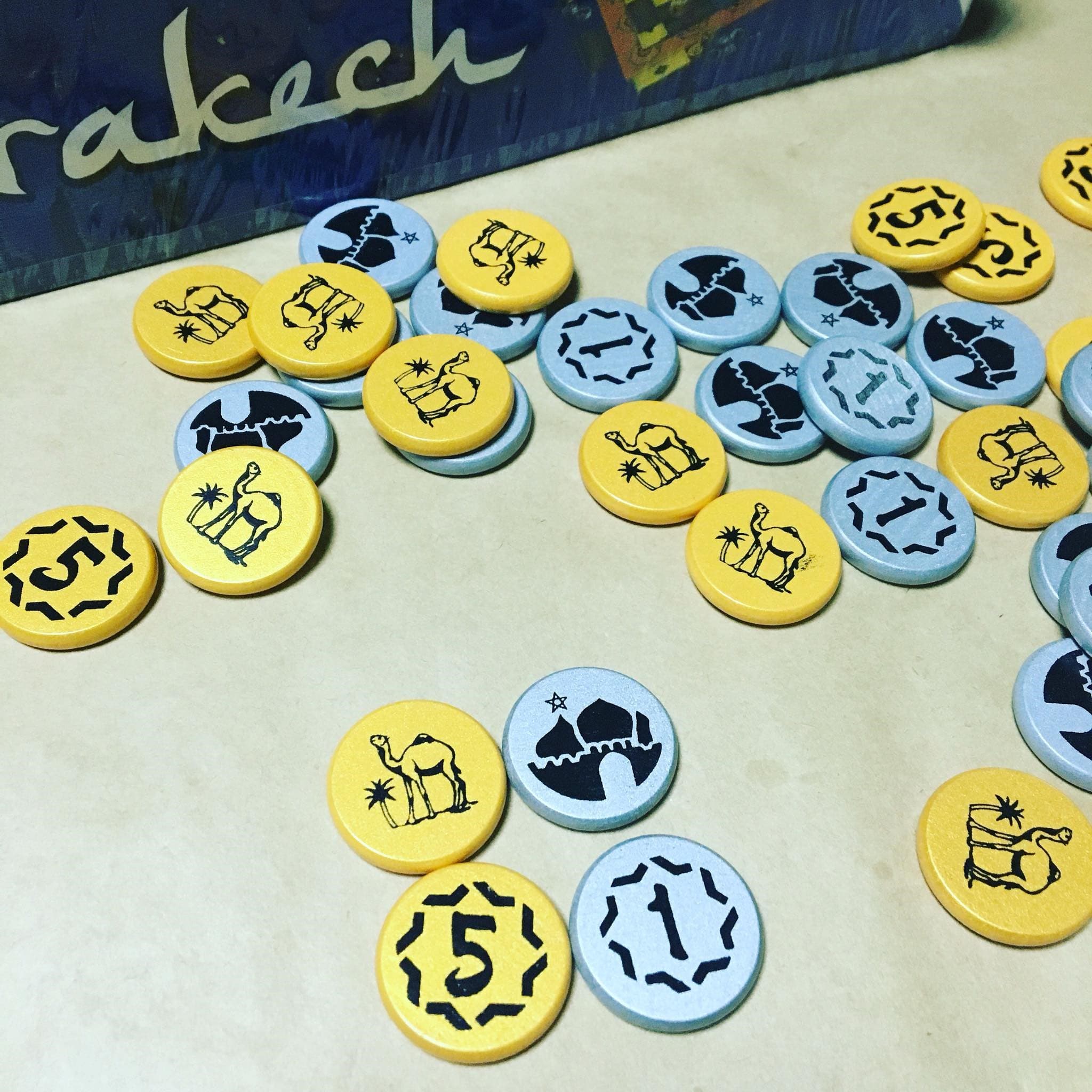金幣(代表5元)與銀幣(代表1元)