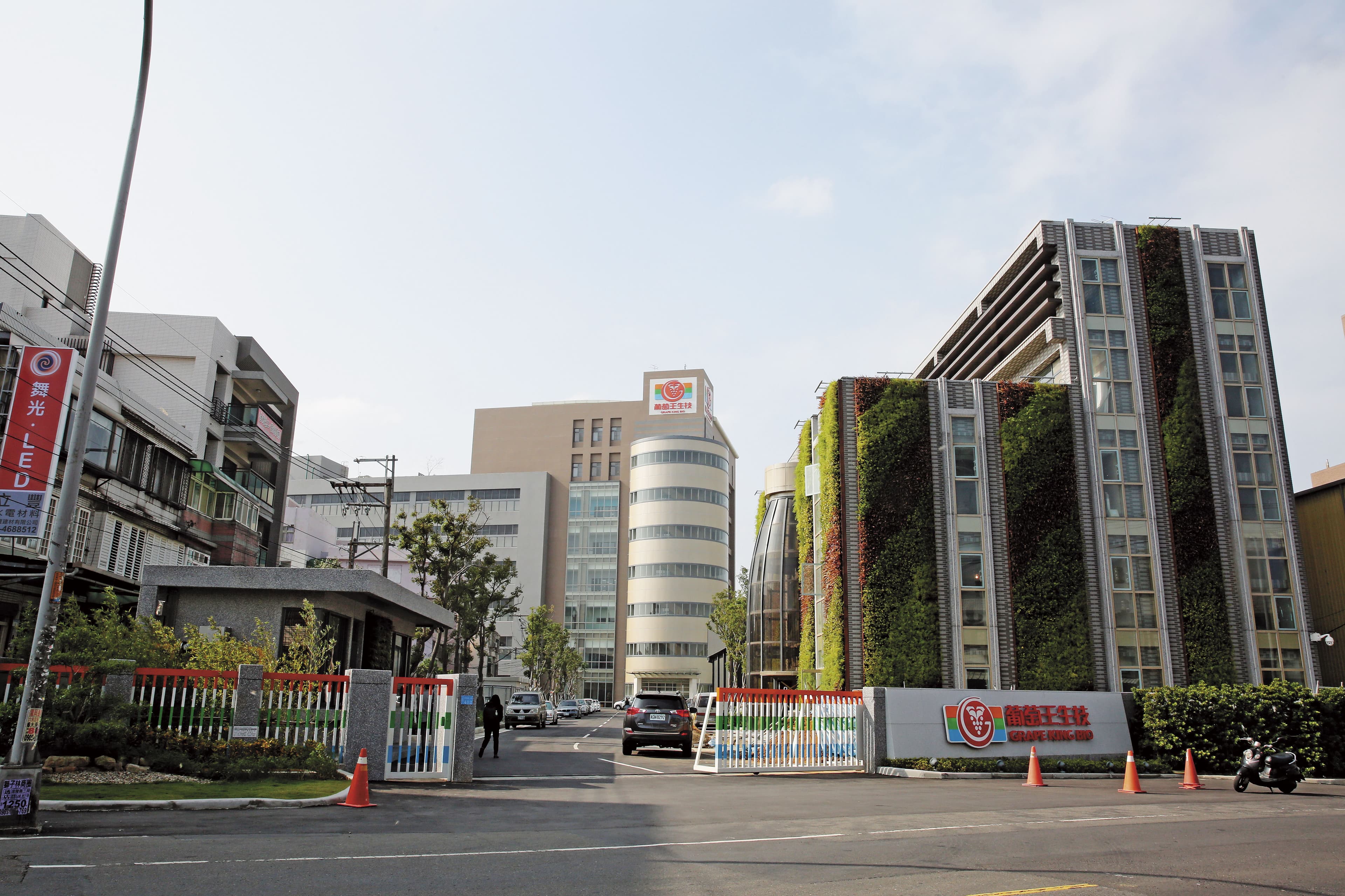葡萄王在桃園市平鎮區新蓋生技園區,嶄新廠房成為當地明顯地標。