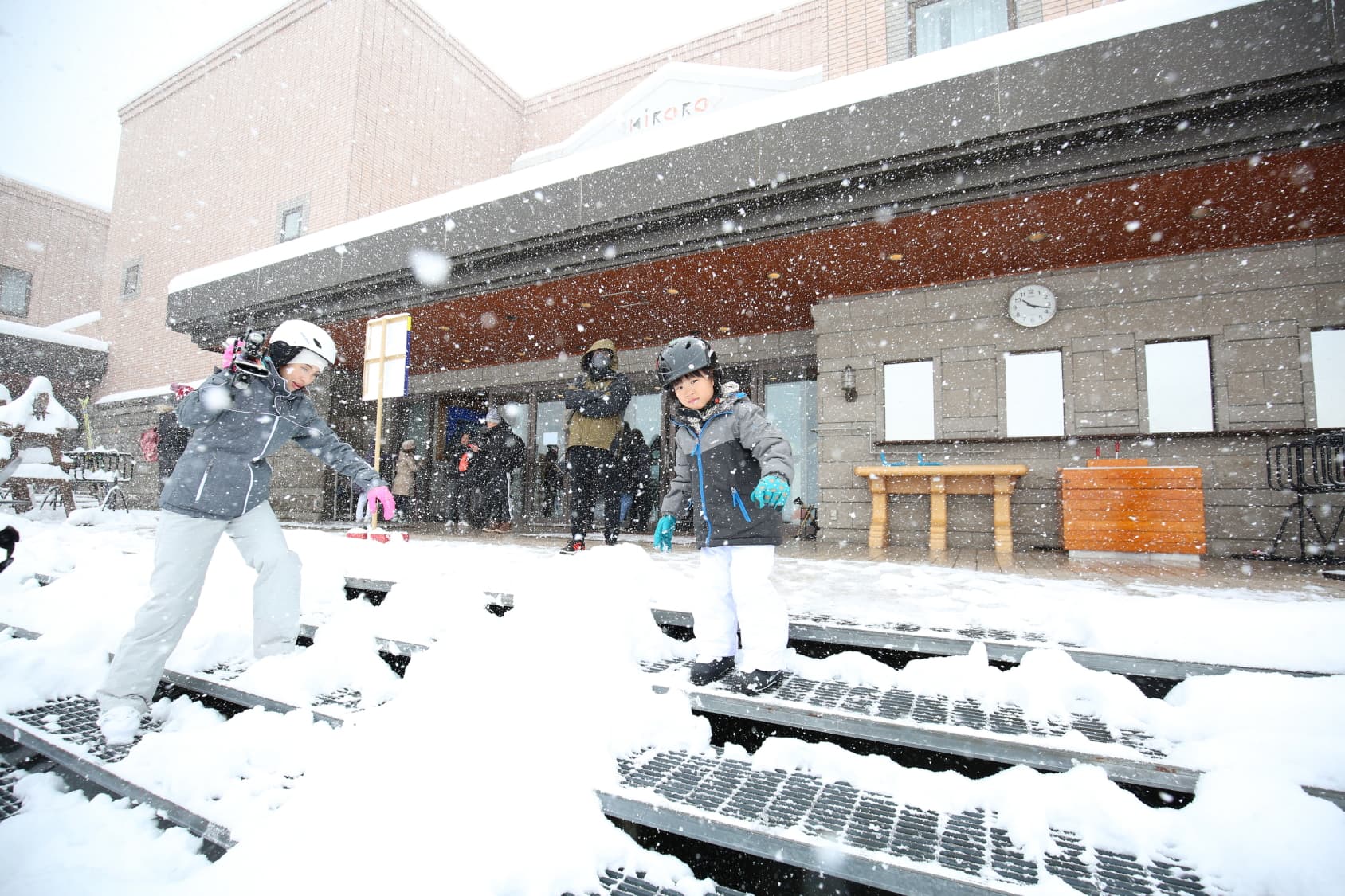 要去滑雪場拍攝的當天，喜樂樂下起大雪，讓大小滑雪客都忍不住上場躍躍欲試。