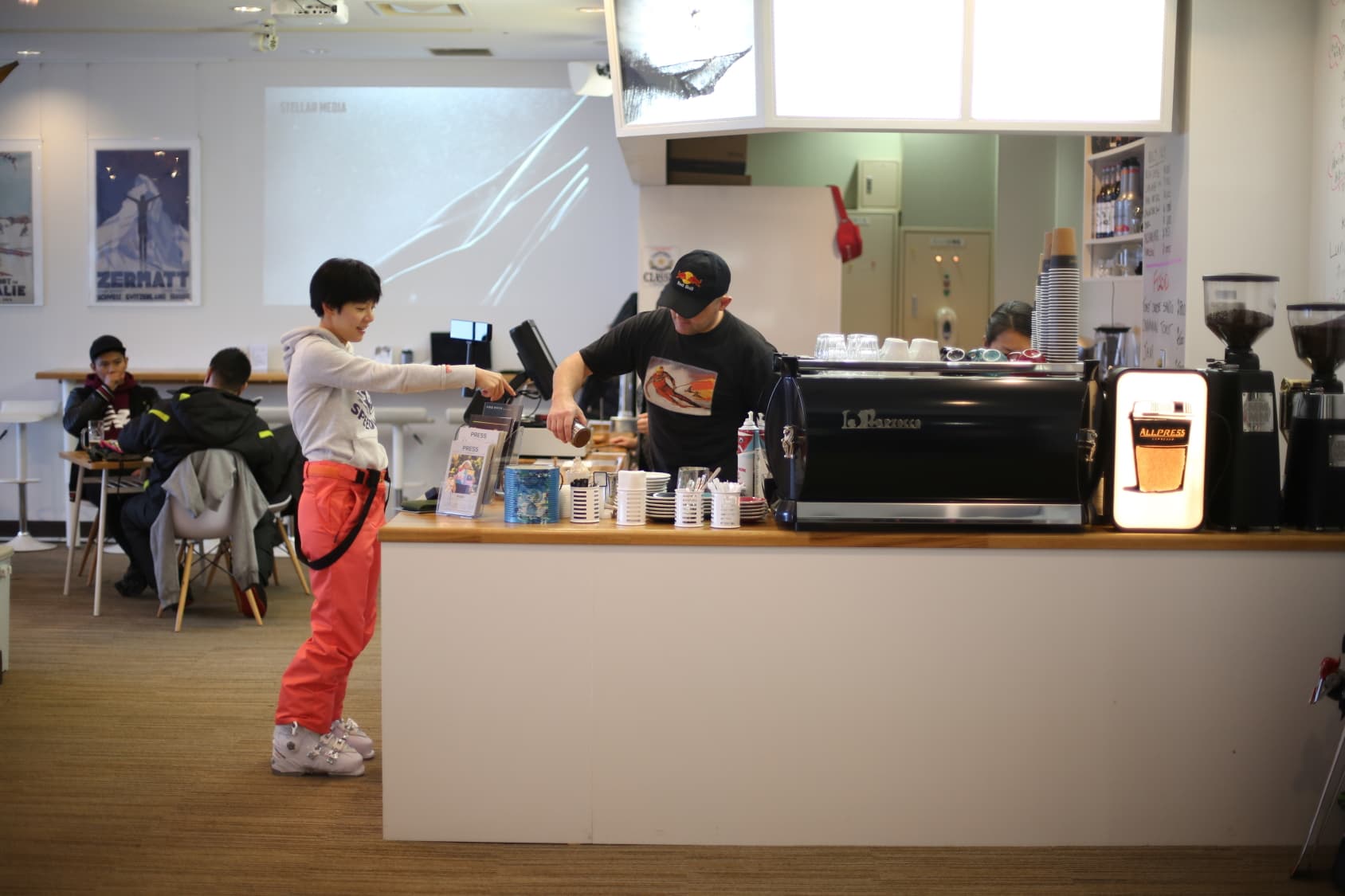 喜樂樂滑雪場有家「Mountain Cafe」，老闆來自澳洲，喜歡跟客人分享他的攝影作品。