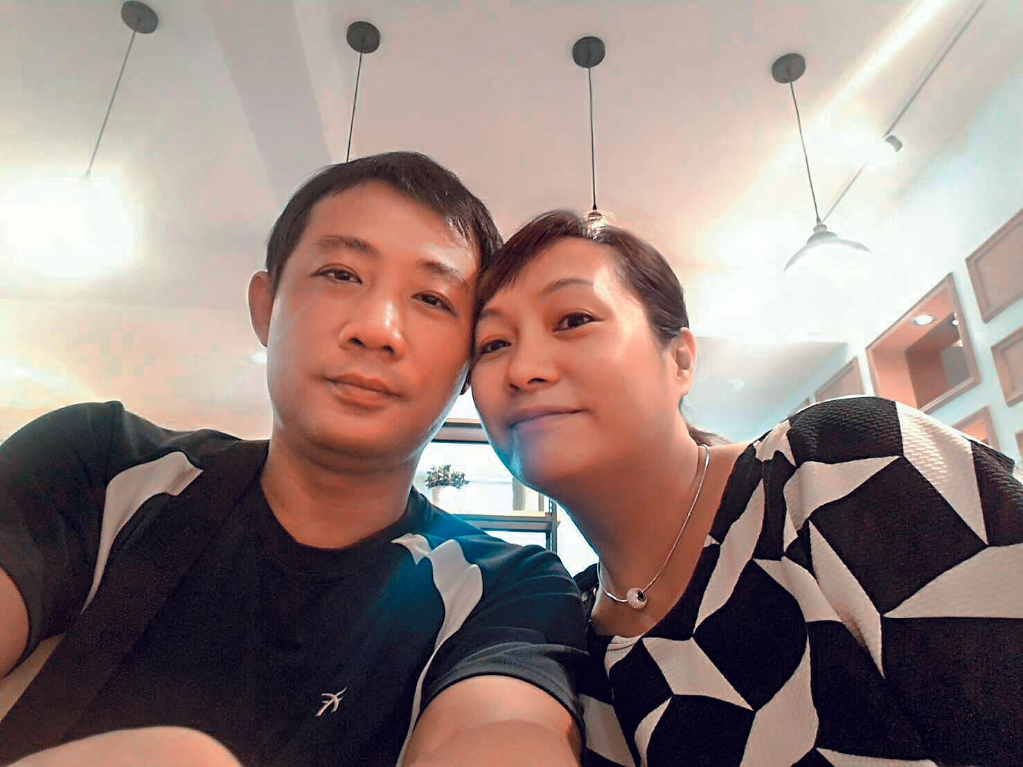 李峰光(左)與他的女友佩青(右)。(李峰光提供)