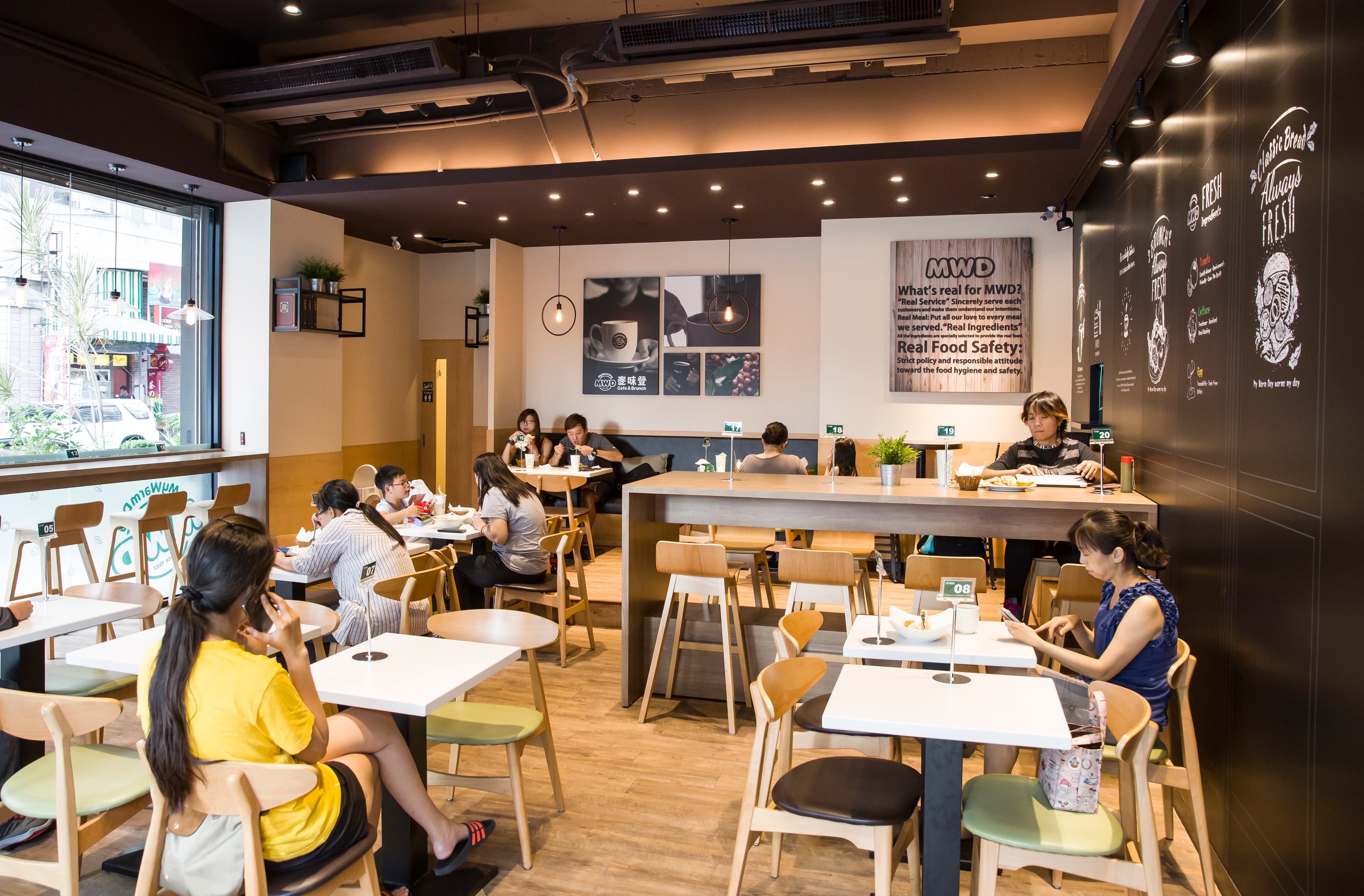 麥味登是最早轉型為全日餐的連鎖早餐店,裝潢風格有如咖啡館。