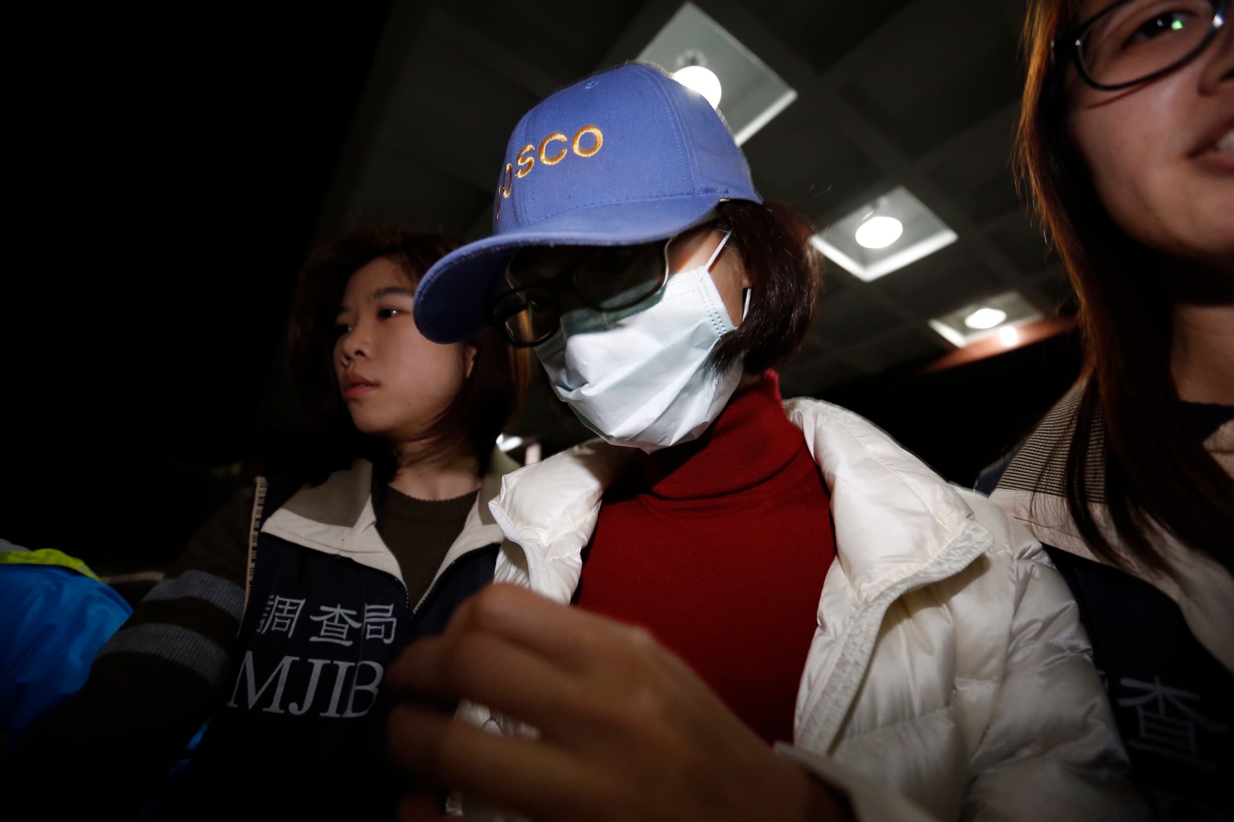 葡眾總經理曾美菁戴上口罩及帽子被移送北檢,始終不發一語。