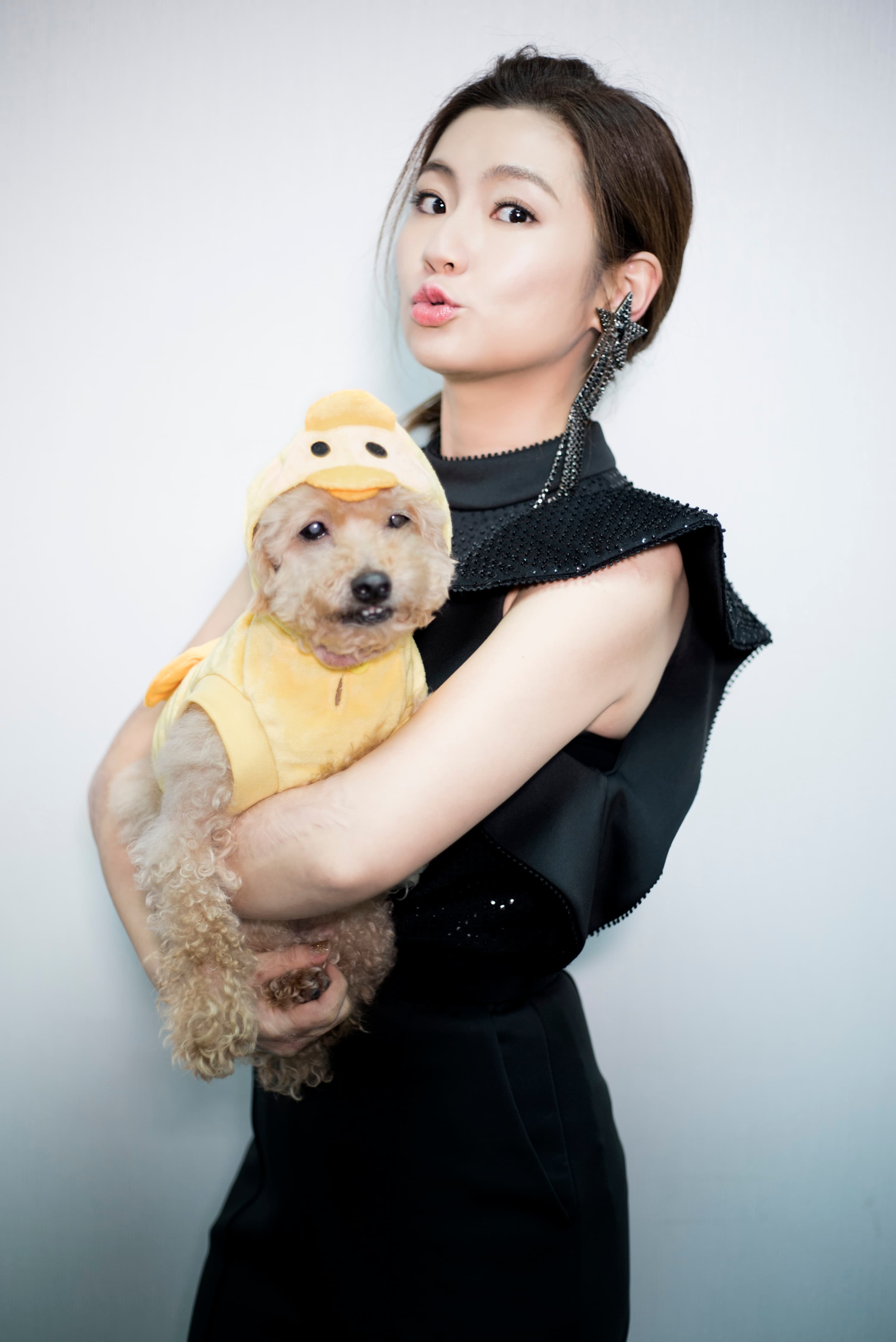 Selina將愛犬Pinky穿上雞裝,一起陪觀眾迎接2017新的一年。(華研國際提供)