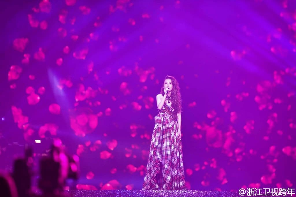 Hebe田馥甄在浙江衛視演唱三首歌曲,身穿Gucci春夏新款洋裝,因胸口有豹紋圖案,被歌迷打趣她是「豹乳」登場。(翻攝自浙江衛視跨年微博)