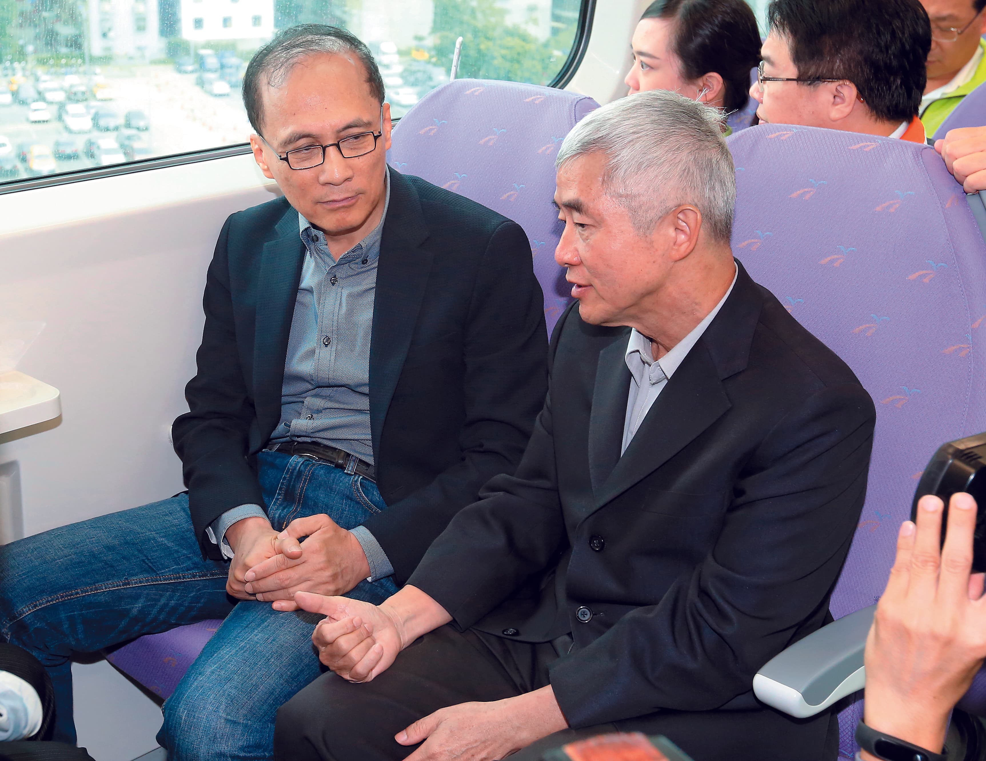 民進黨政府上台後,行政院長林全(左)與交通部長賀陳旦(右)去年12月初試乘機場捷運,林全更明確表示,希望通車日期越快越好。