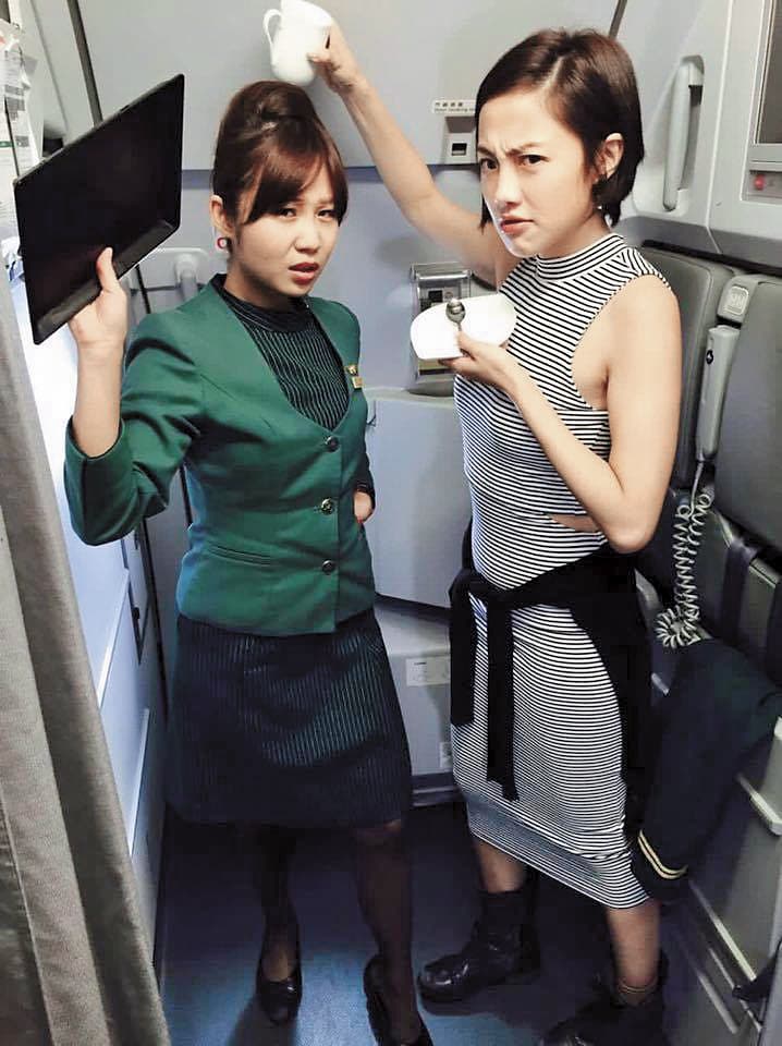 因為《空姐》,小8(右)搭飛機常和真空姐「相見歡」,還被要求擺劇中搞笑姿勢拍照。(翻攝自張允曦臉書)