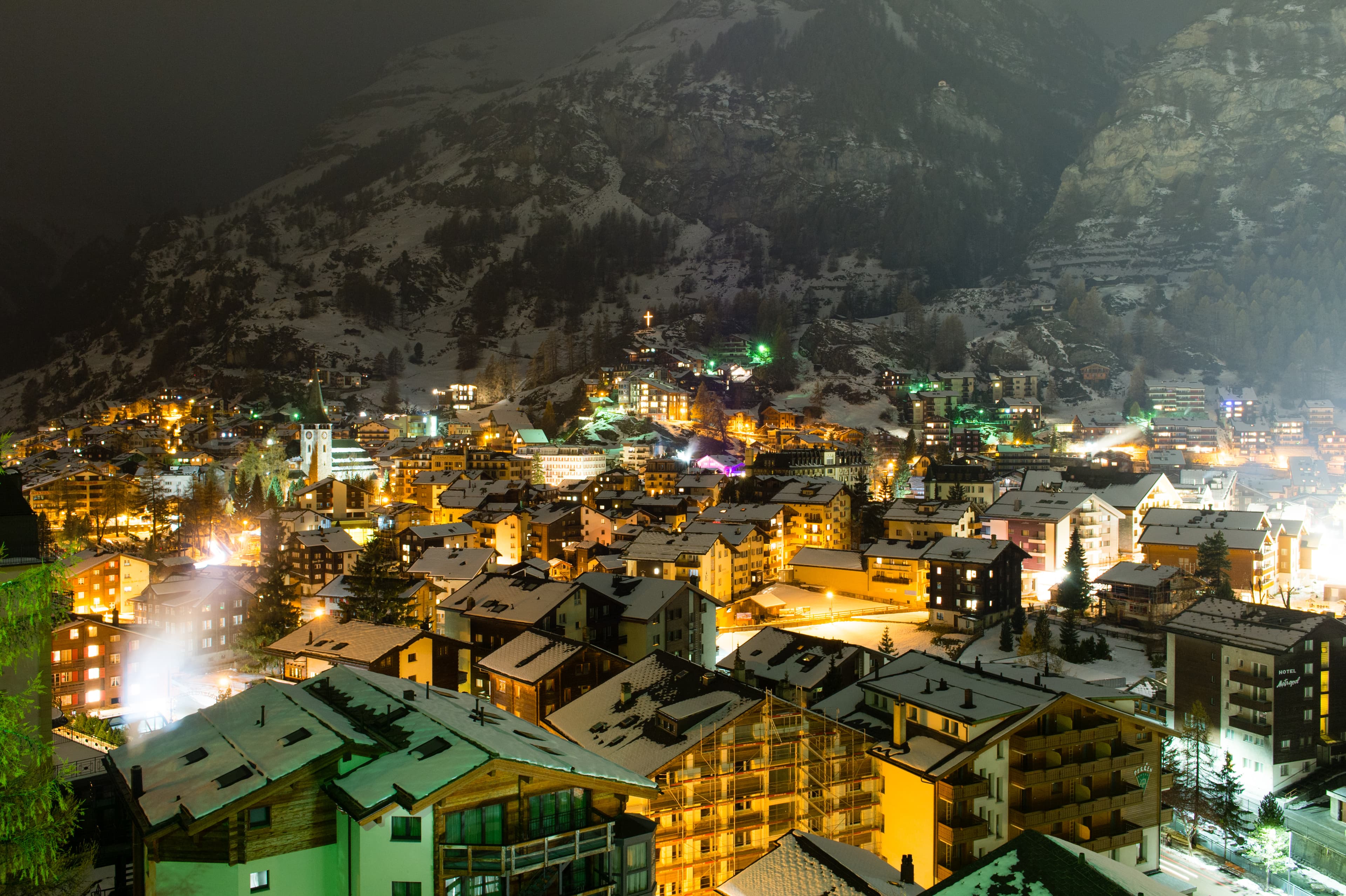 夜晚,整個策馬特的夜景,充滿奇幻的美感。