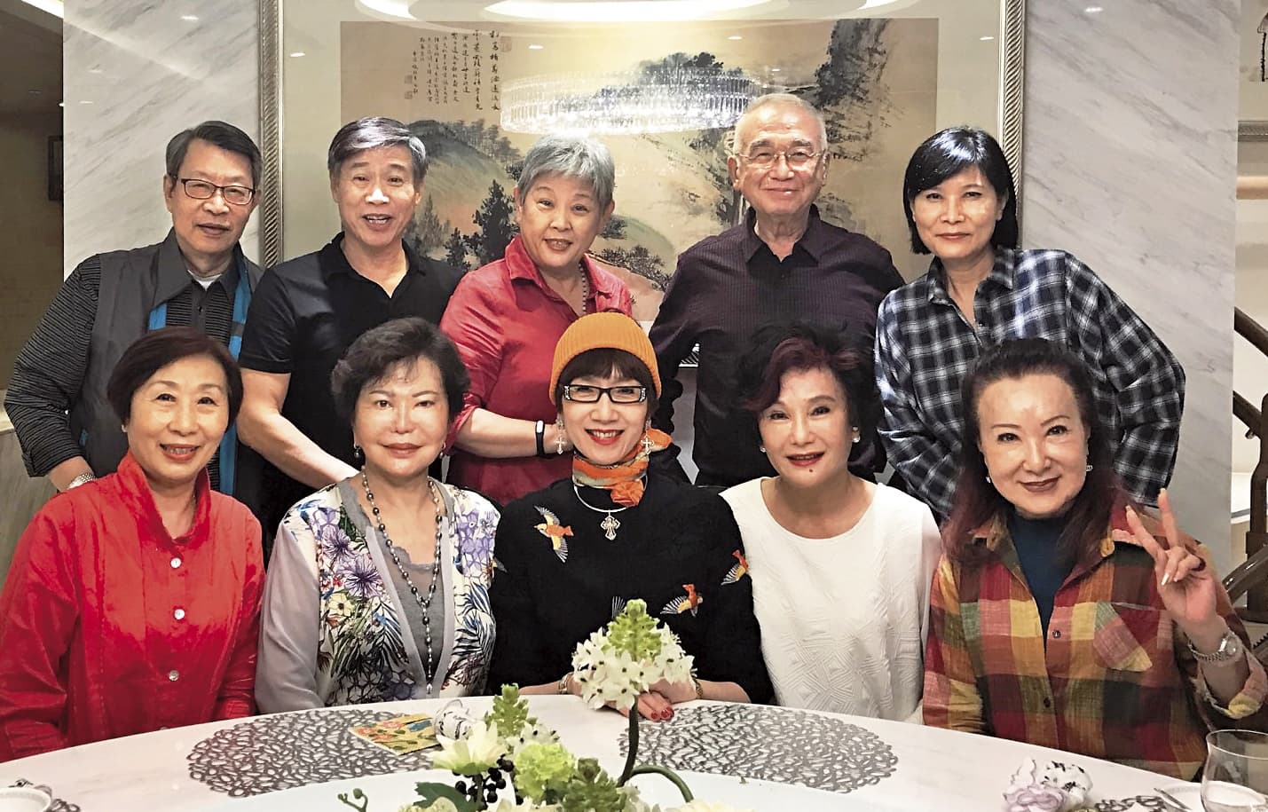 在12年半的法律追訴期滿後，朱婉清悄悄回台，並約昔日好友在家中相聚，知名京劇名伶郭小莊、資深演員胡錦等人都是座上賓。前排右起為趙復芬、胡錦、郭小莊、朱婉清；後排右起分別為：王海波、何景賢、孫麗虹、朱陸豪、顧安生。（讀者提供）