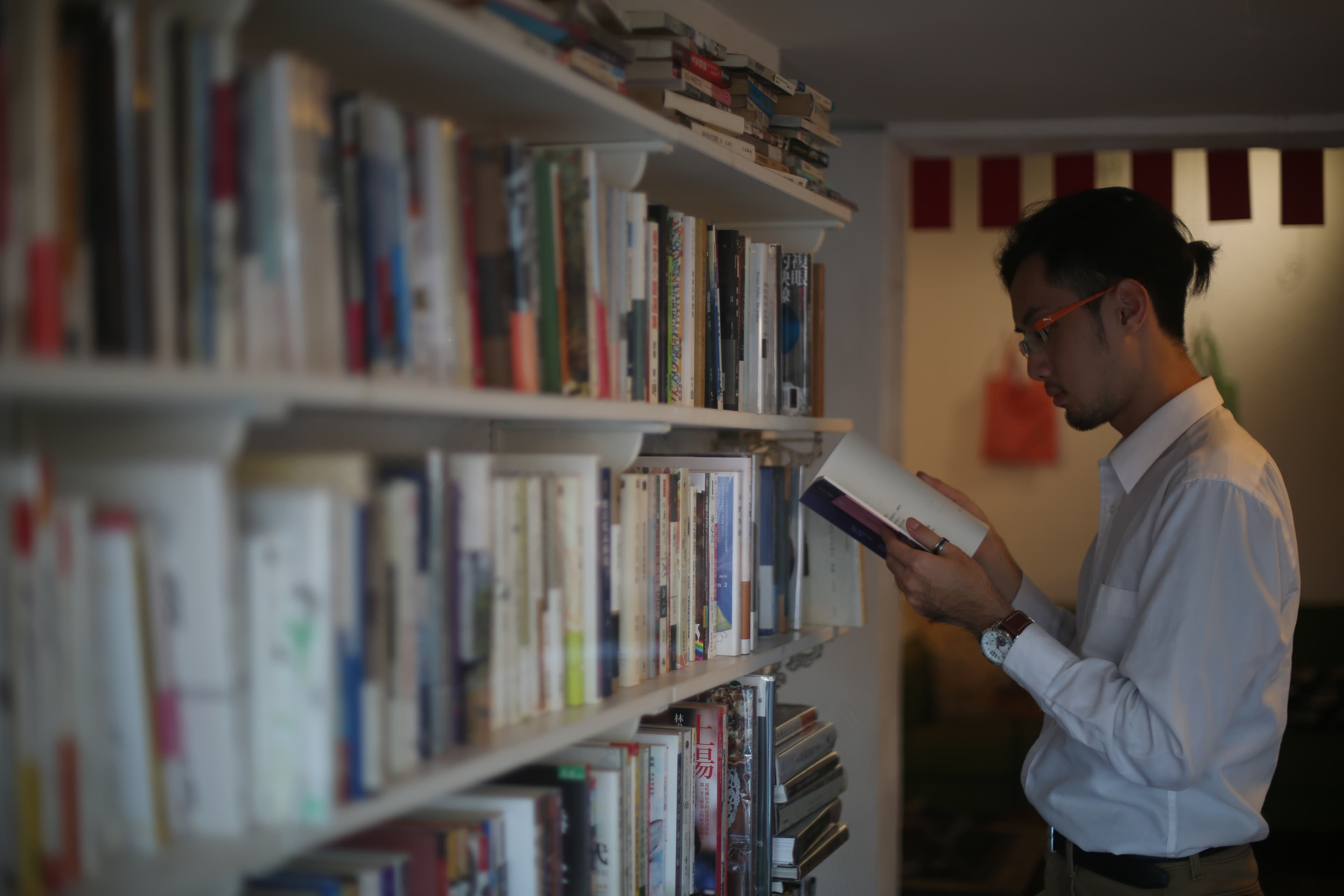 這是小書店,像是自己家裡的書房,旅人自在隨手翻閱。
