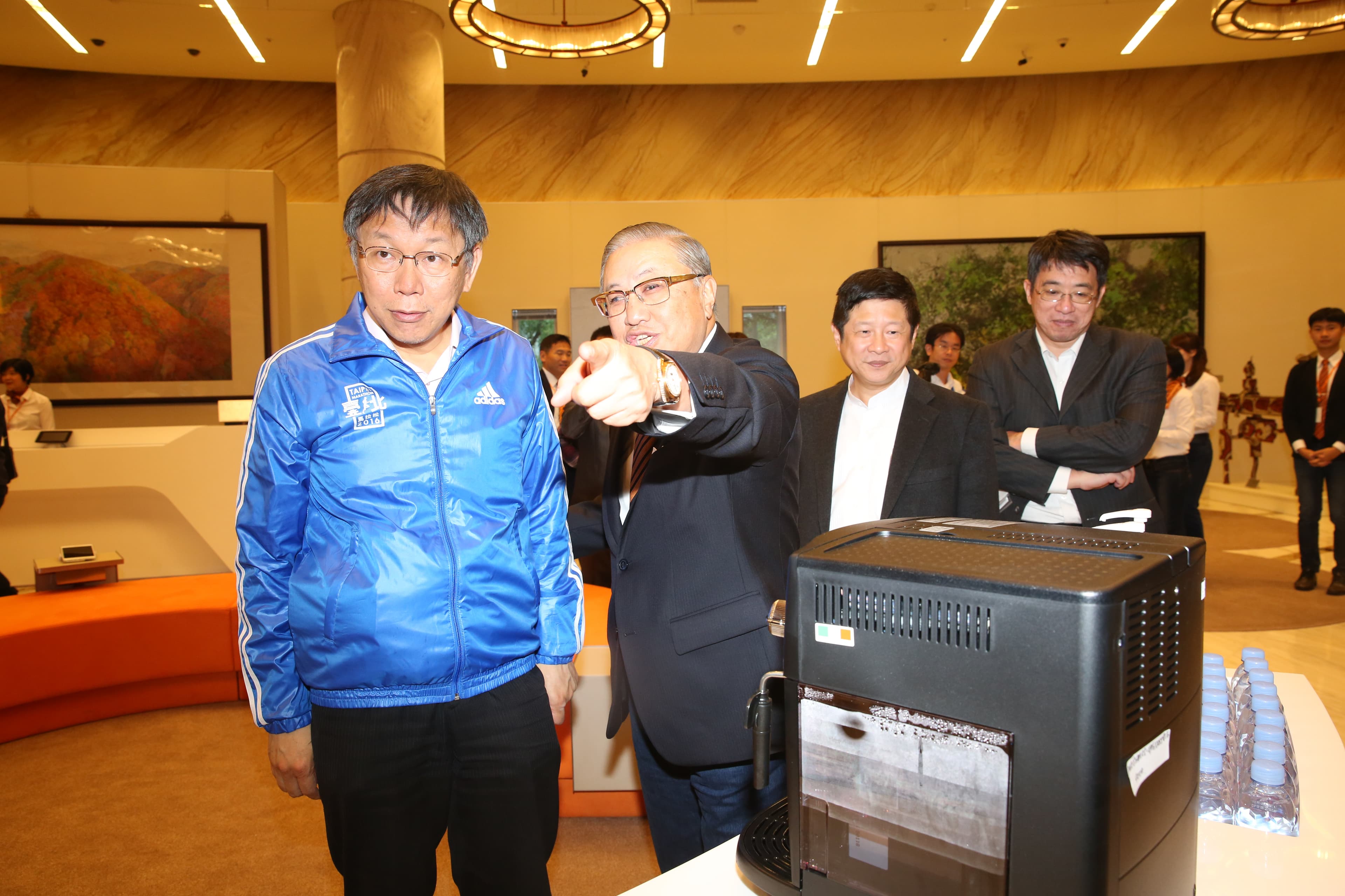 開行暨揭牌儀式結束才匆匆趕到的台北市長柯文哲(左一),在駱錦明親自導覽下,參觀王道銀行的數位金融面貌。
