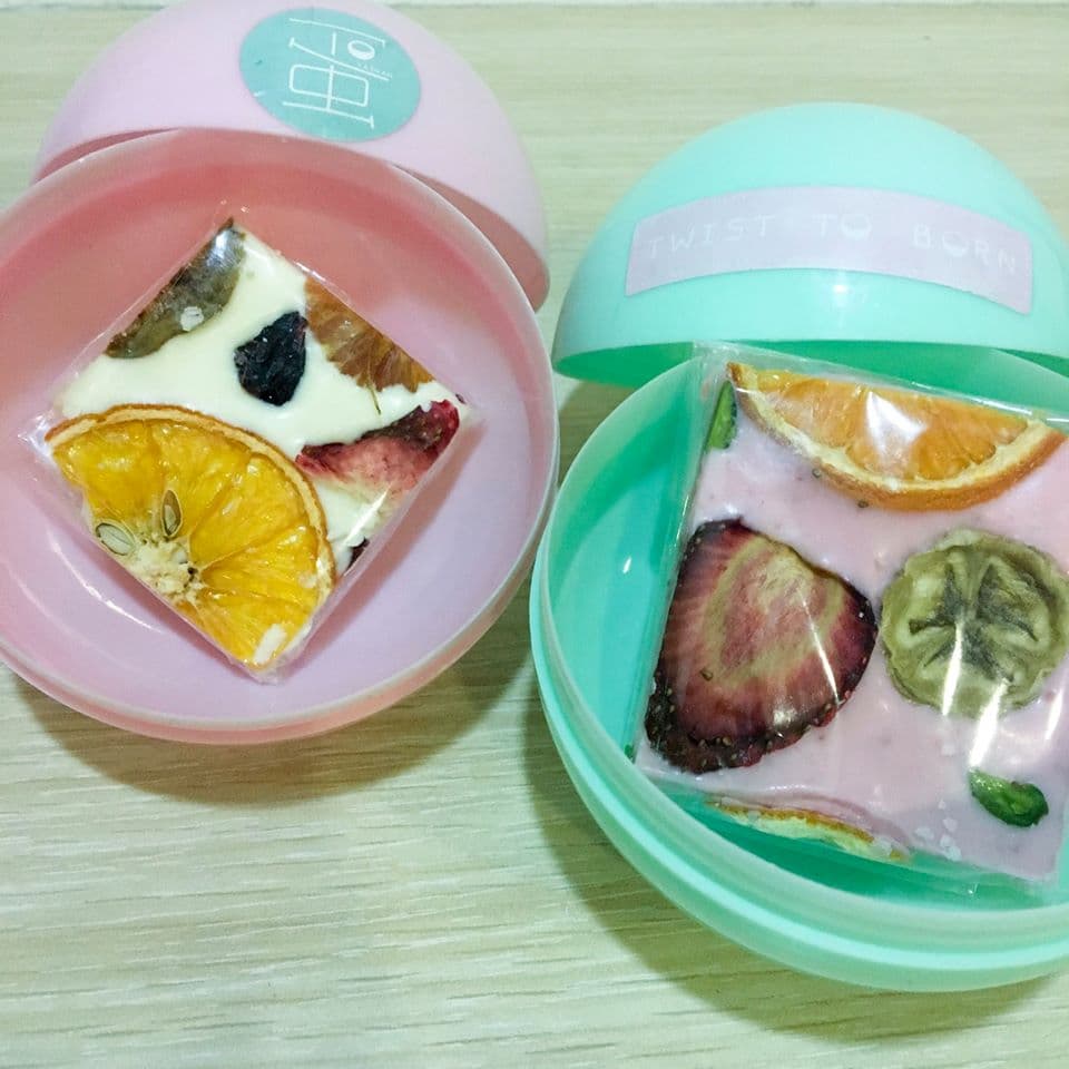 扭蛋機裡的食物,以不易碎的甜點為主,例如果乾巧克力。(扭蛋60元/顆)