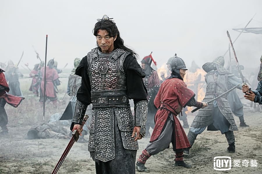 孔劉在《鬼怪》中飾演戰功彪炳卻寃死的將軍金侁,故事橫跨古今近千年。(愛奇藝台灣站提供)