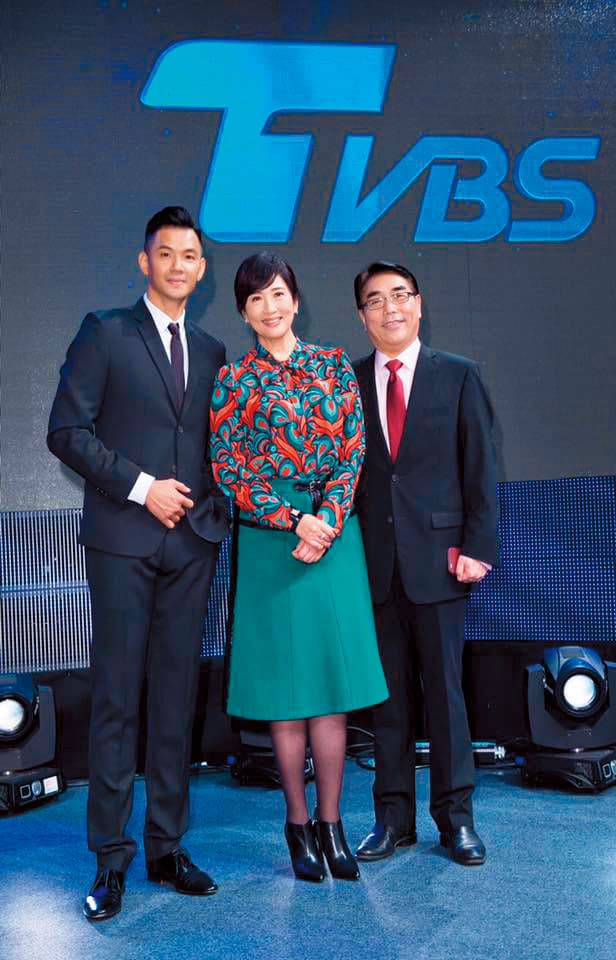 黑人（左）目前在TVBS主持節目。圖中為主播方念華。（翻攝自黑人陳建州臉書）