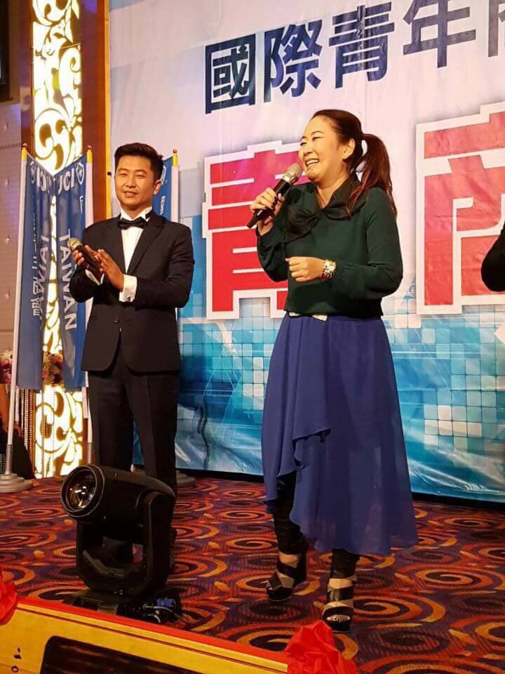 張秀卿陪著老公王國贊出席青商總會的就職典禮活動。（讀者提供）