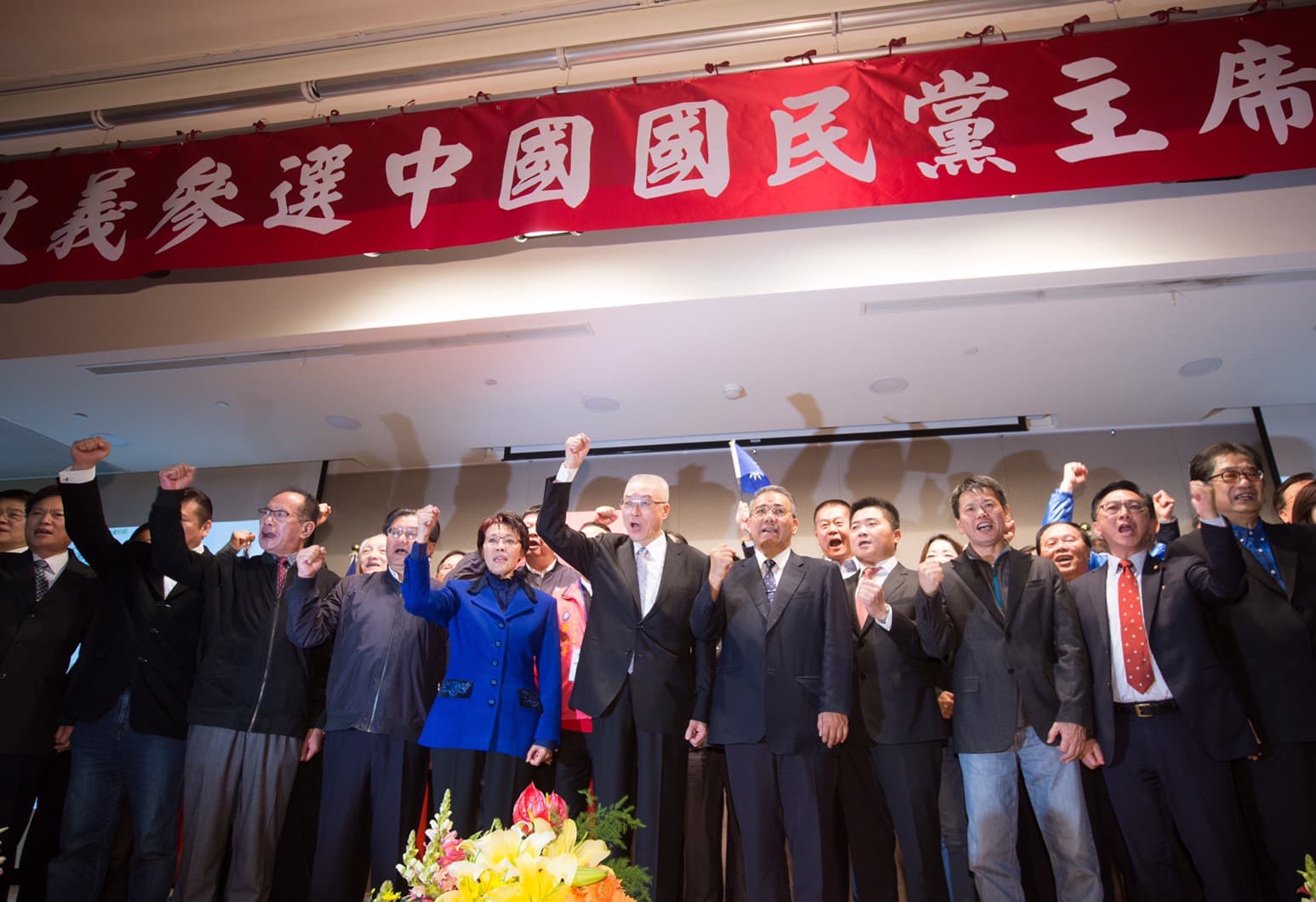 前副總統吳敦義在黨團15名立委及重量級藍營人士陪同下宣布參選,氣勢驚人。