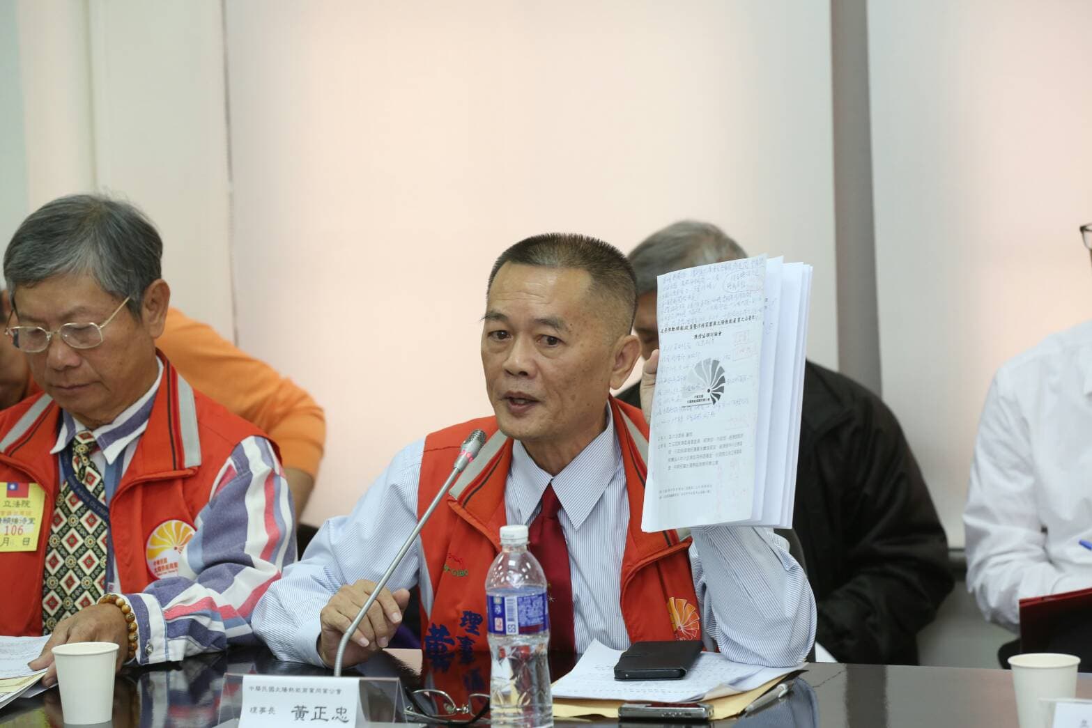 太陽熱能商業同業公會理事長黃正忠指控,能源局推動太陽熱能產業成效不彰,且17年來有獨厚成大基金會之虞。