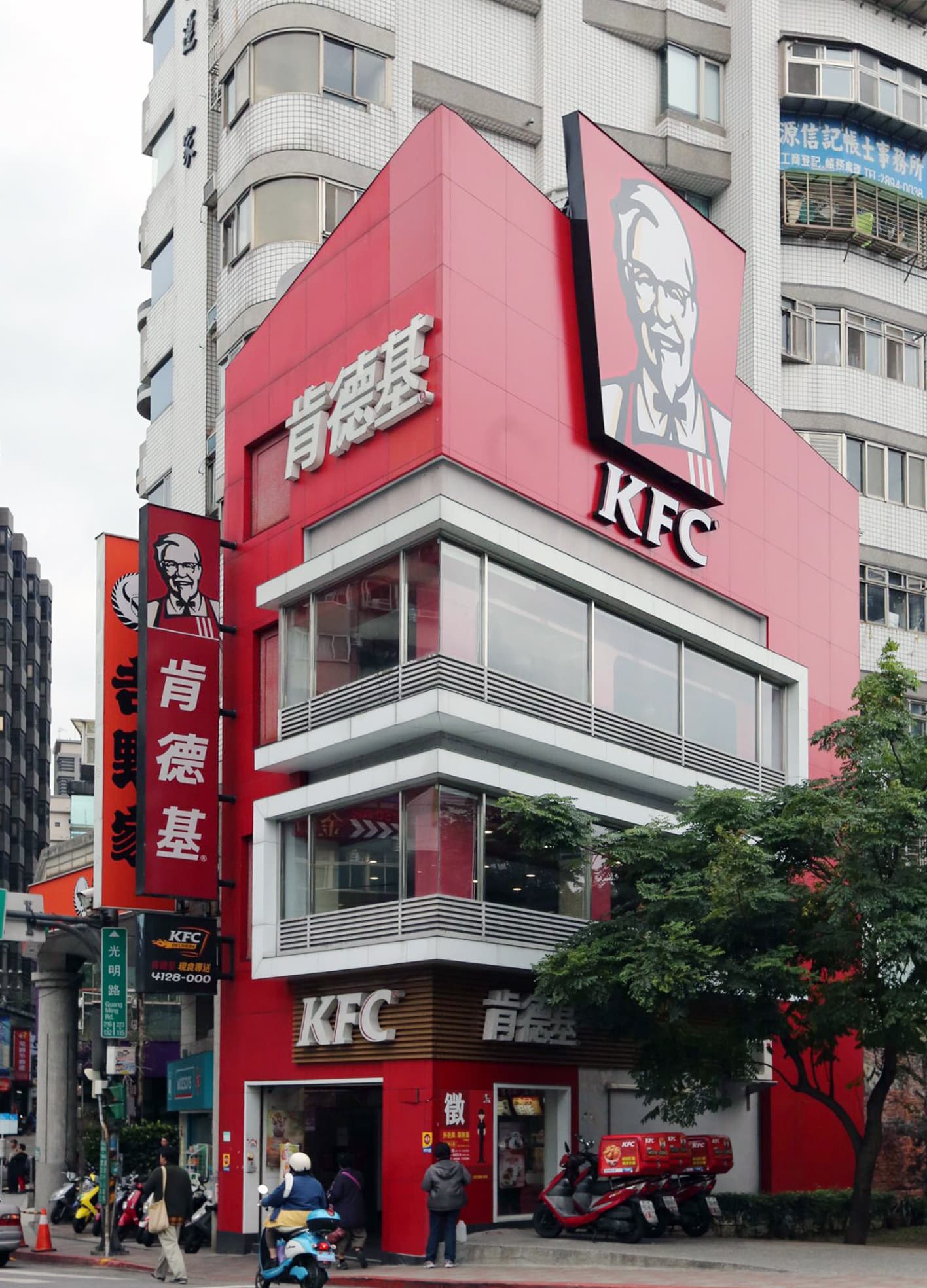 餐飲業龍頭紛紛喊漲，肯德基餐點分別調價2~10元不等。