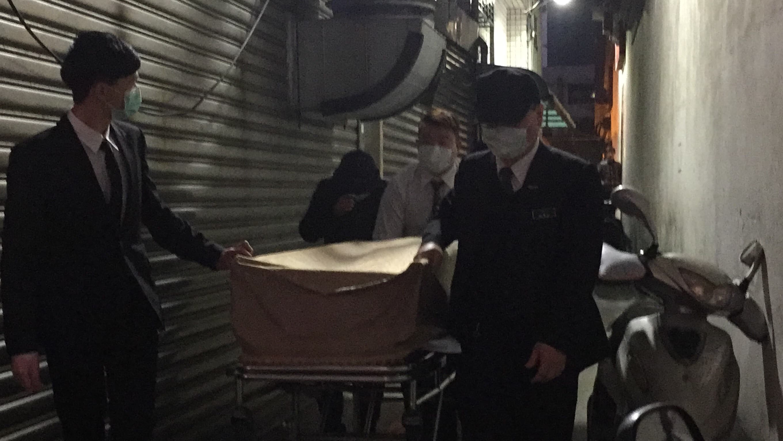 陳女慘死情郎槍下,在親友陪伴下走完人生最後一程。