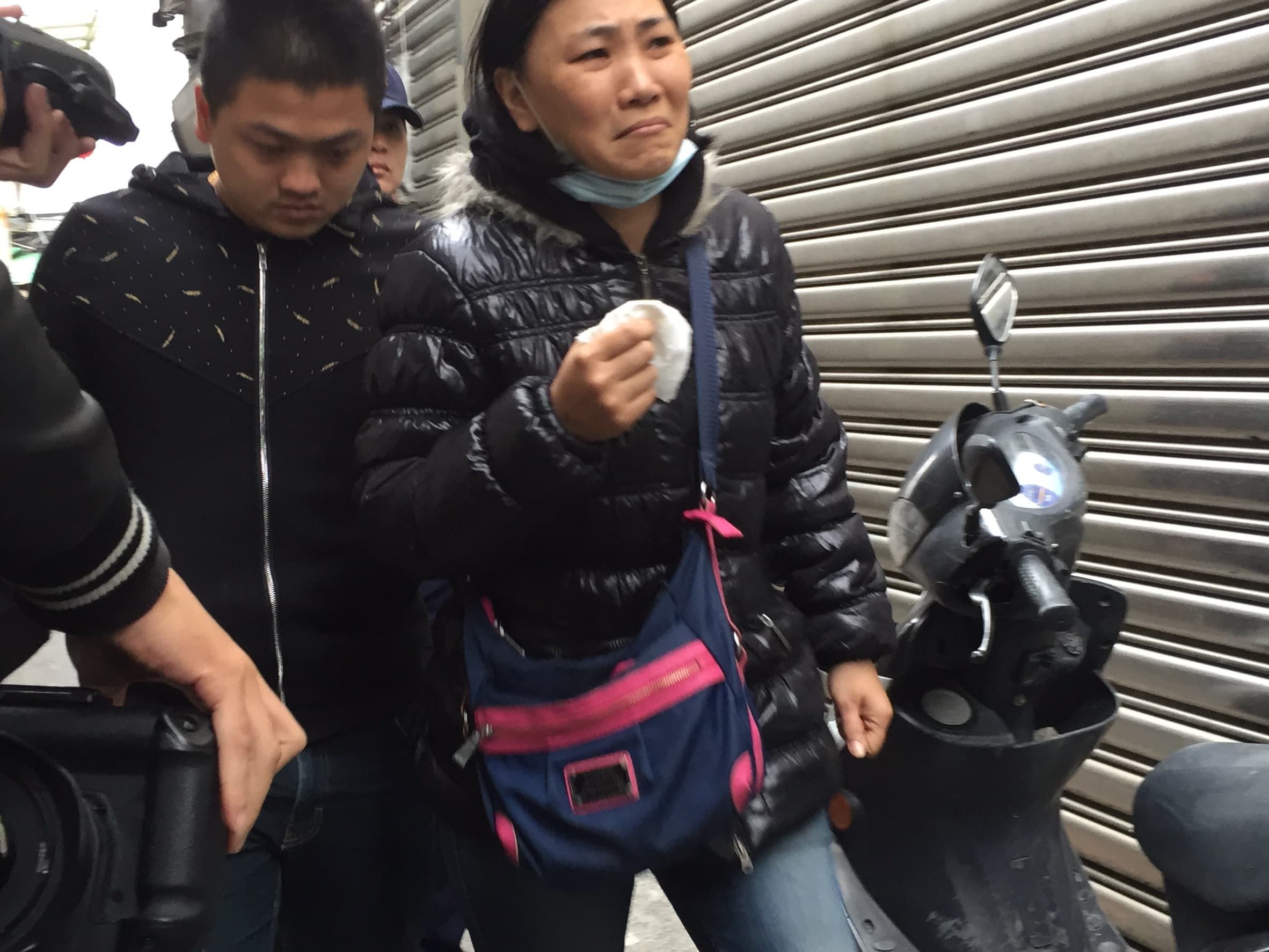 死者親友接到消息後趕抵現場,難以相信親人竟成為冷冰冰的屍體。