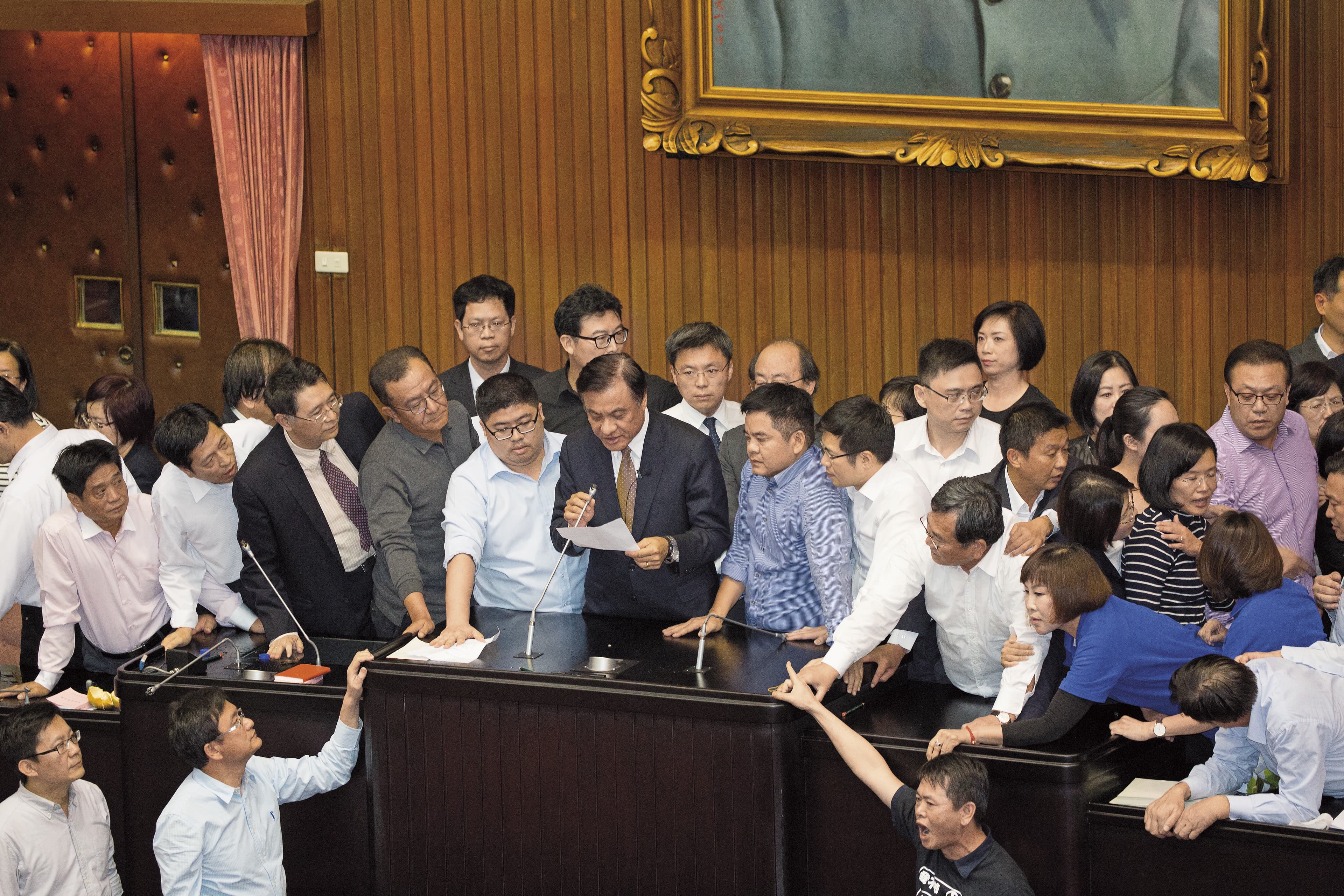 民進黨立院黨團在貫徹蔡英文意志通過一例一休修法後，並未因此走出風暴。