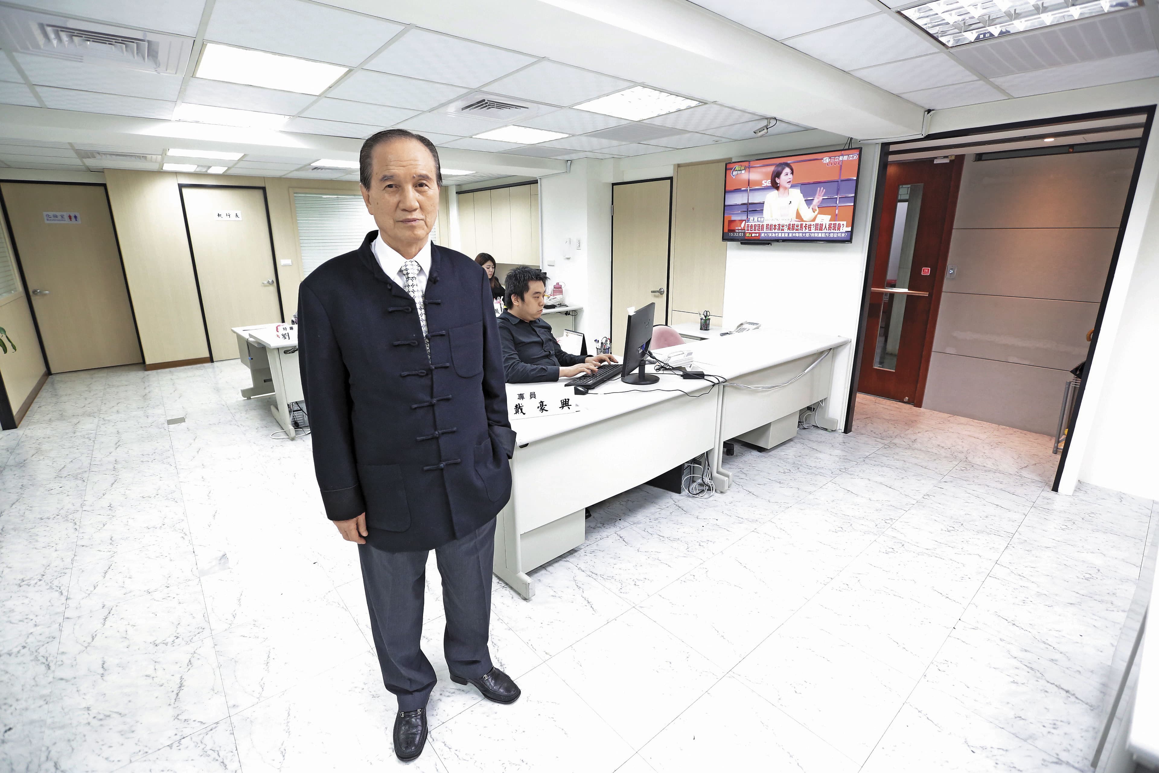挺吳的奇策盟工作室由柯家聲（左）擔任執行長。