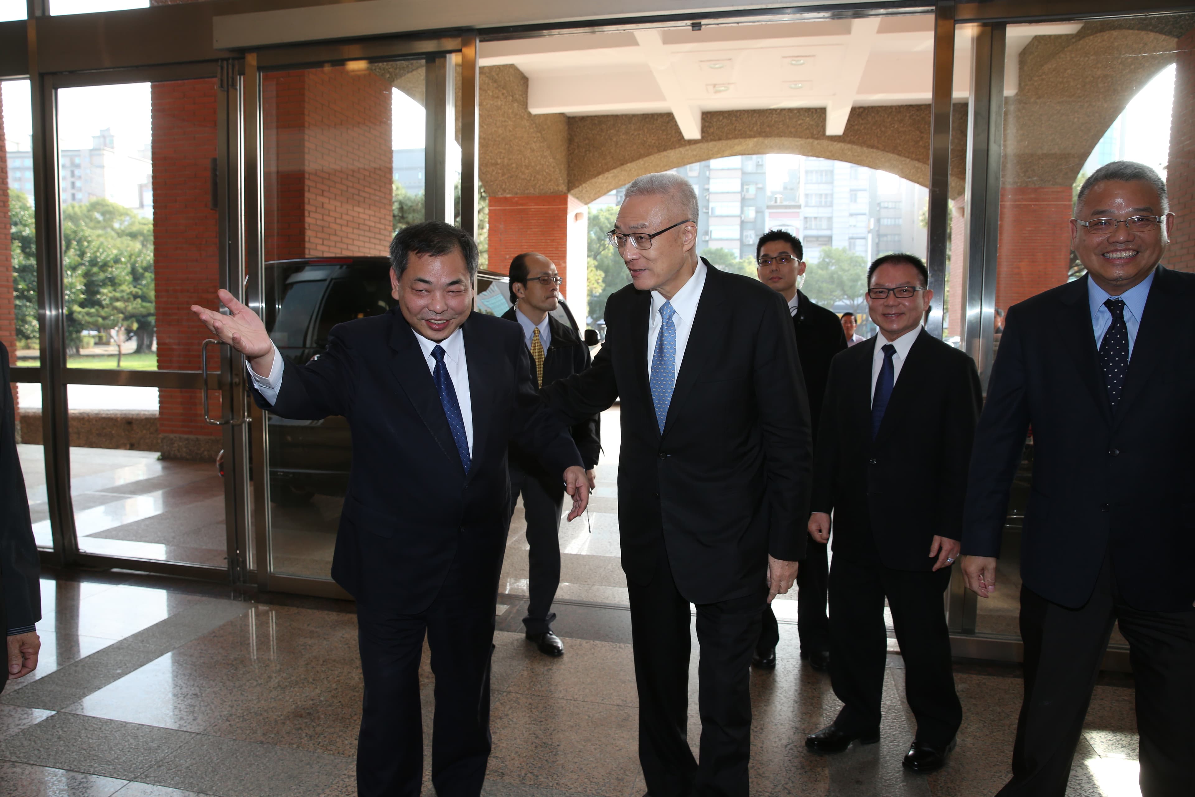 吳敦義拜會新竹縣議會副議長陳見賢(左一)。